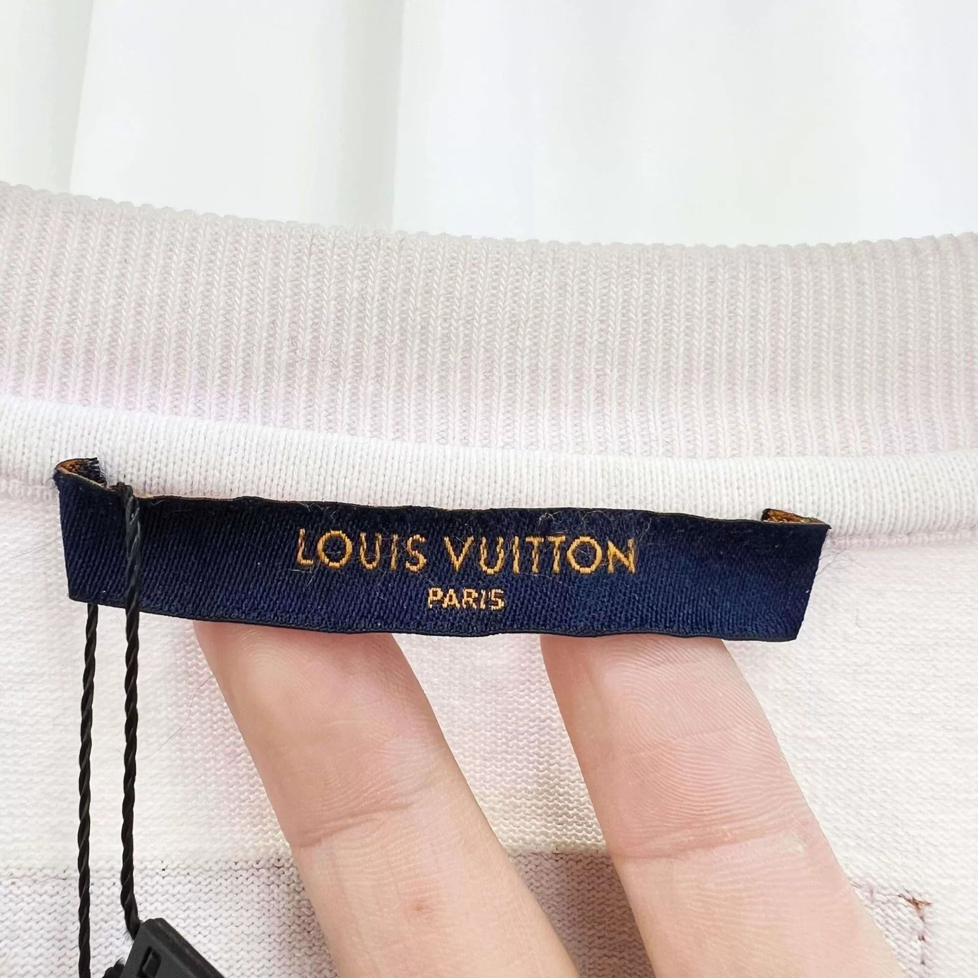 Louis Vuitton Louis Vuitton Pink Pocket T-Shirt Size S Size US S / EU 44-46 / 1 - 7 Thumbnail