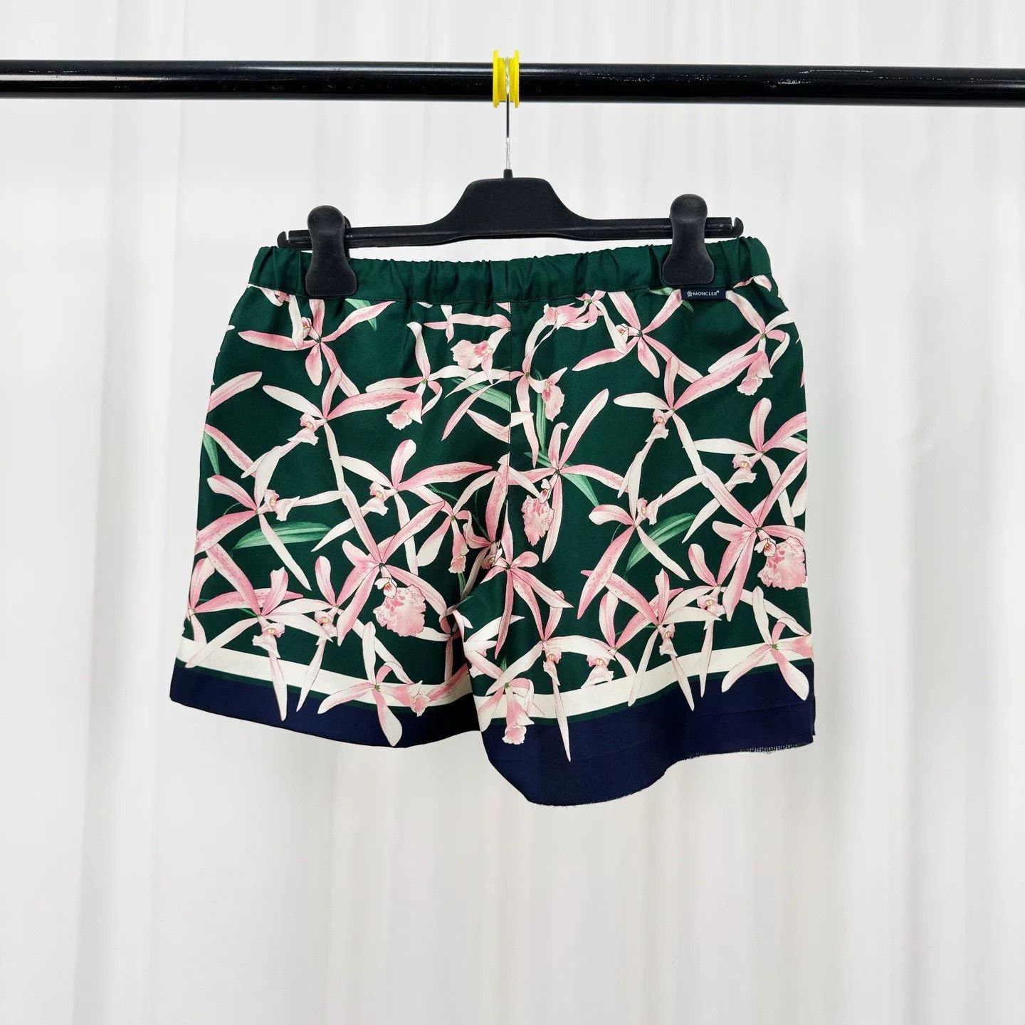 Moncler Moncler Floral Silk Shorts Size EU 42 Size US 26 / EU 42 - 3 Thumbnail