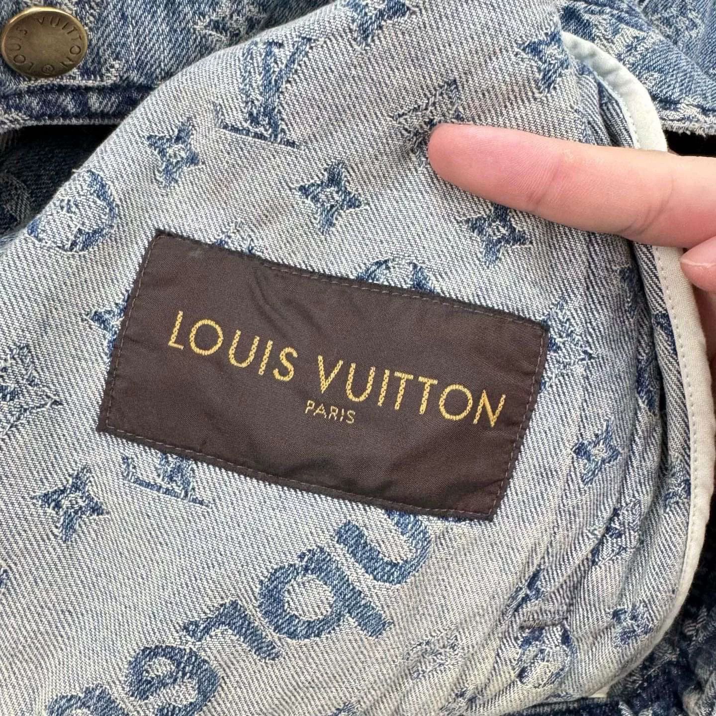 Louis Vuitton Louis Vuitton x Supreme Monogram Denim Jacket 46 Size US S / EU 44-46 / 1 - 8 Thumbnail