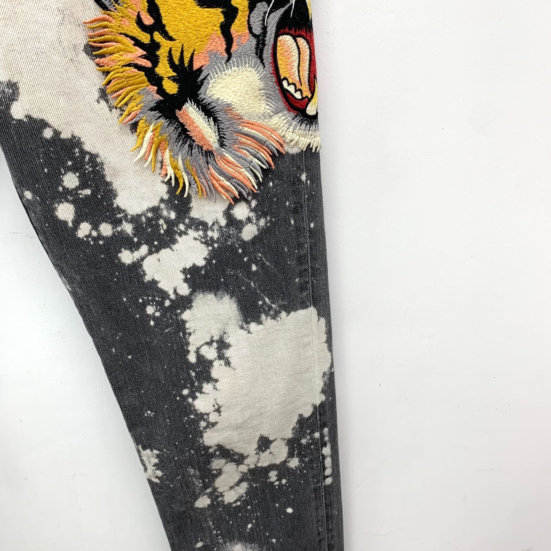 Gucci Gucci Tiger Flower Embroidered Bleached Jeans Size 32 Size US 32 / EU 48 - 5 Thumbnail