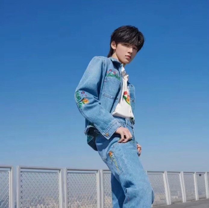 Louis Vuitton Louis Vuitton Floral Embroidered Denim Jacket Size 50 Size US M / EU 48-50 / 2 - 9 Thumbnail