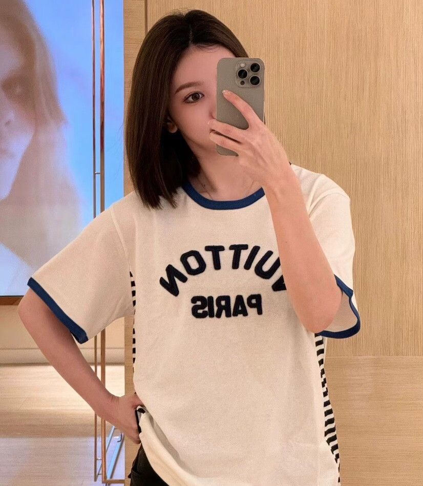Louis Vuitton Louis Vuitton Logo Flocking T-Shirt Size M Size US M / EU 48-50 / 2 - 10 Thumbnail