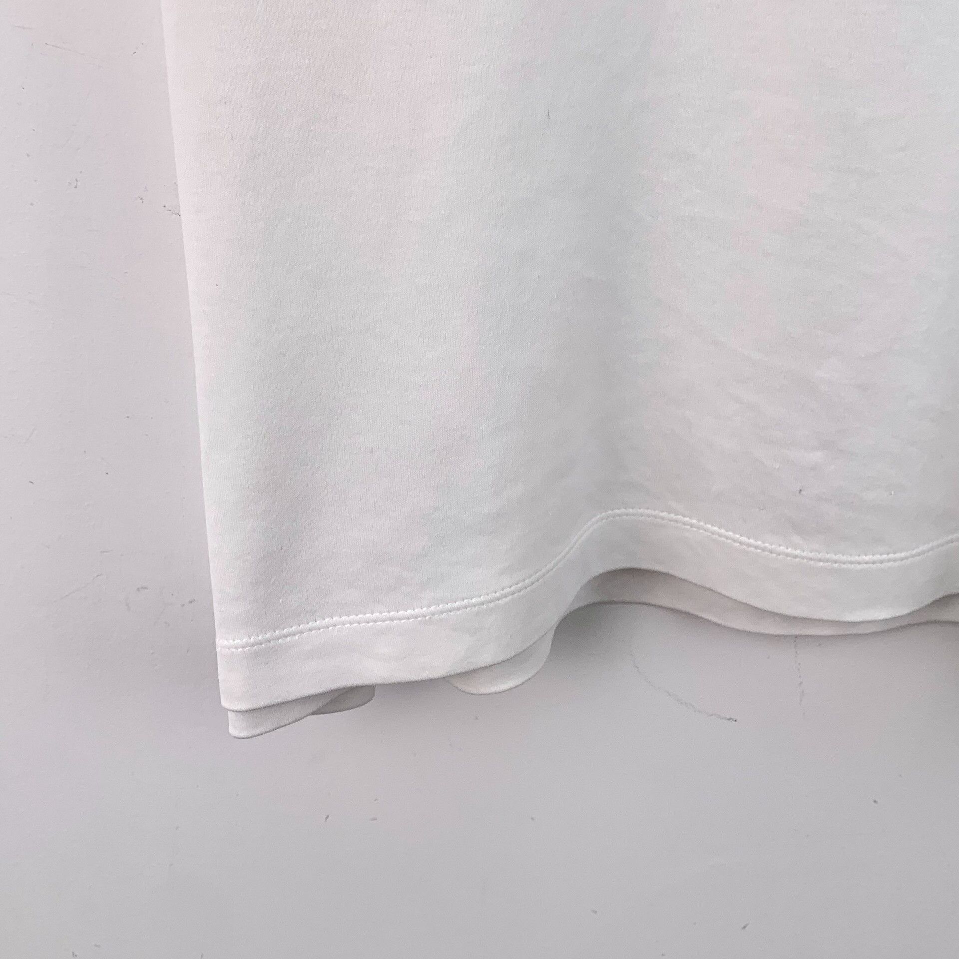Louis Vuitton Louis Vuitton V Graphic T-Shirt Size M Size US M / EU 48-50 / 2 - 6 Thumbnail