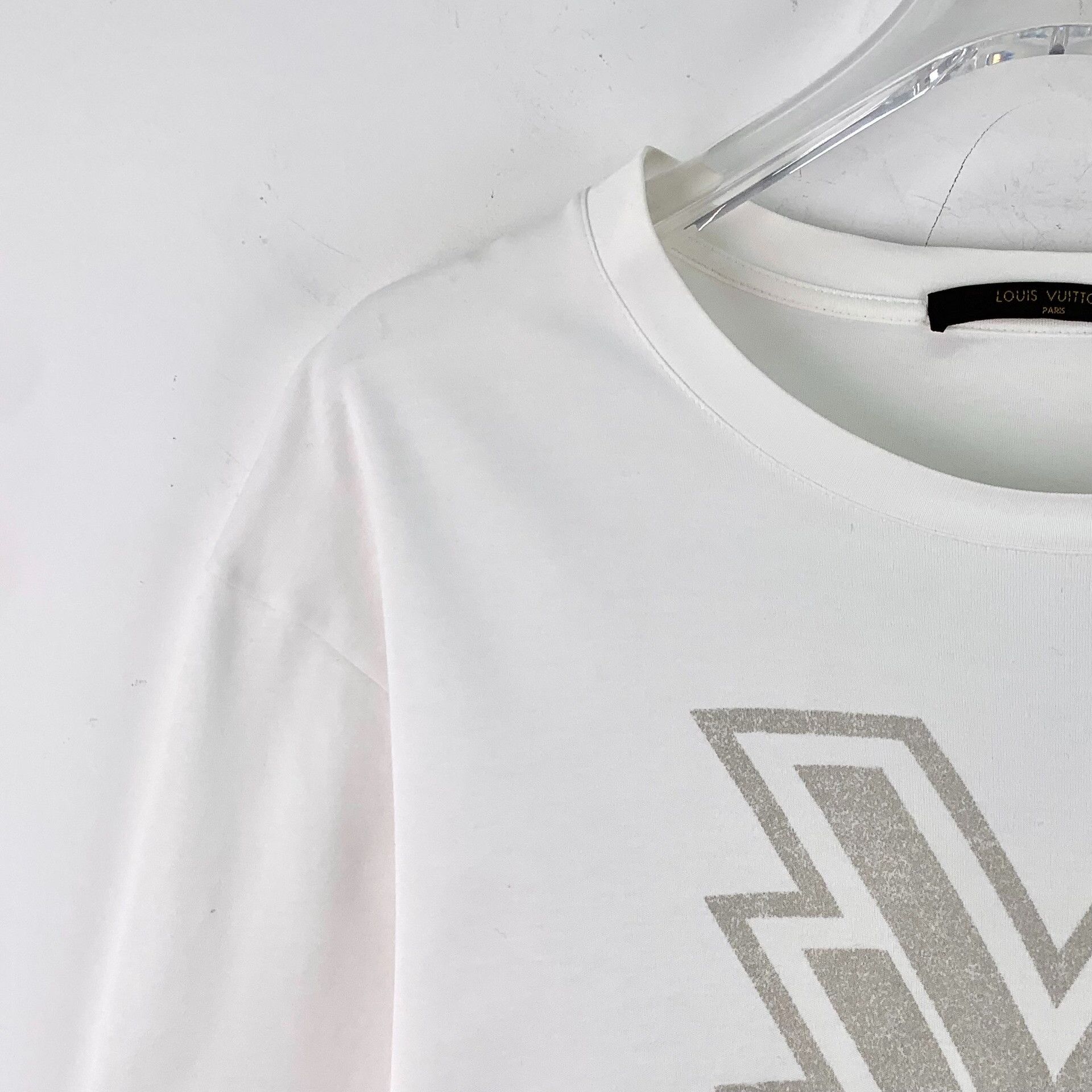 Louis Vuitton Louis Vuitton V Graphic T-Shirt Size M Size US M / EU 48-50 / 2 - 4 Thumbnail