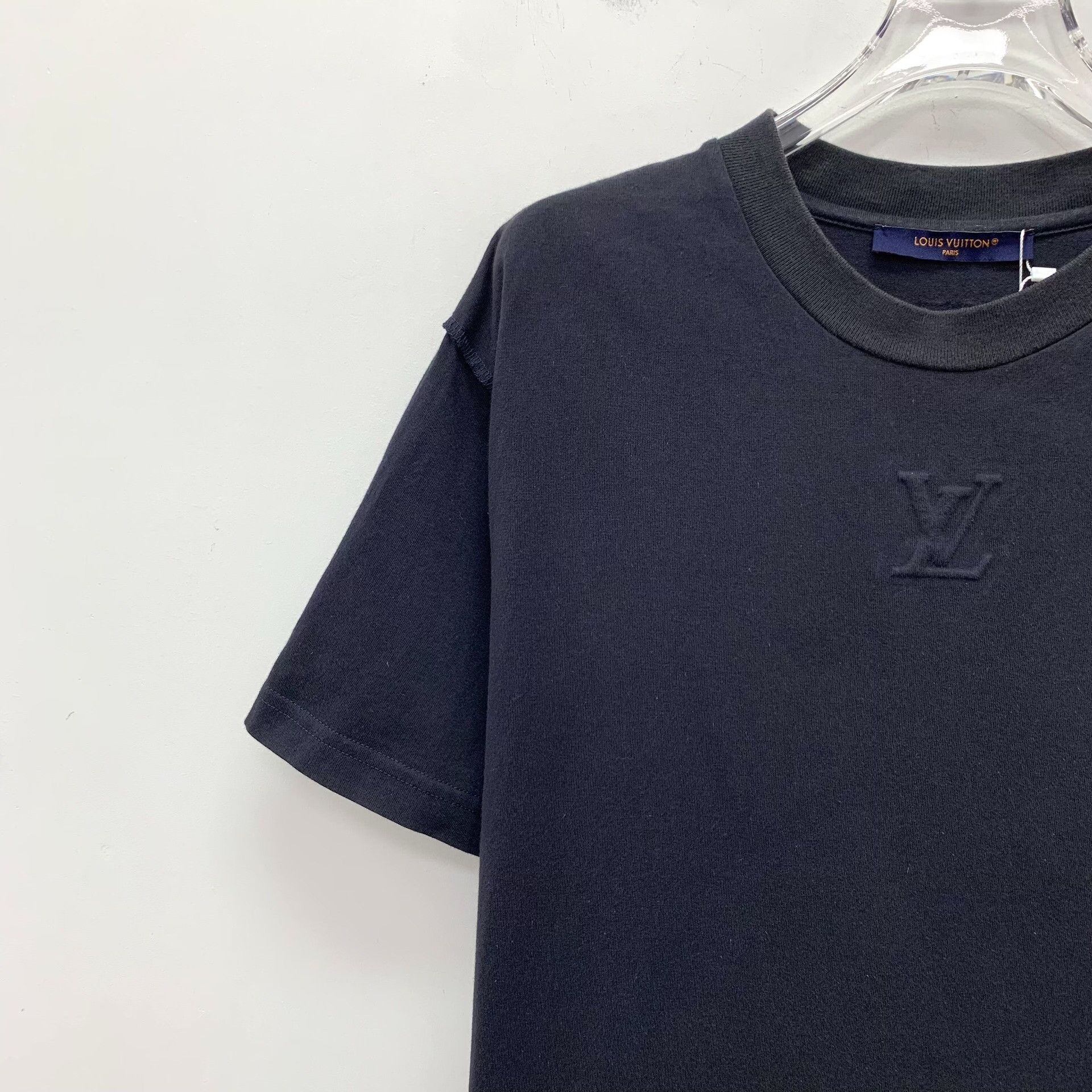 Louis Vuitton Louis Vuitton Embossed Logo T-Shirt S Size US S / EU 44-46 / 1 - 4 Thumbnail