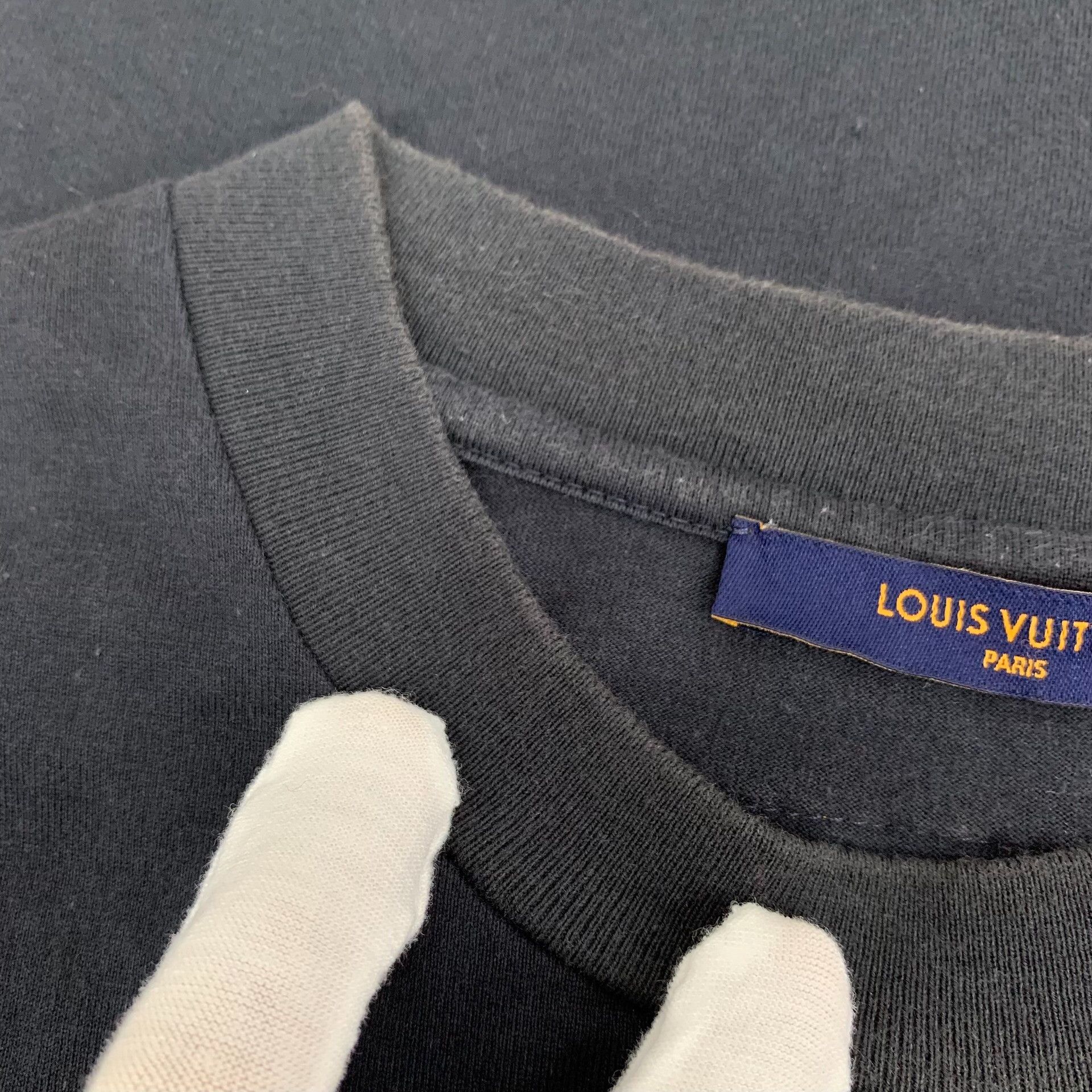 Louis Vuitton Louis Vuitton Embossed Logo T-Shirt S Size US S / EU 44-46 / 1 - 10 Thumbnail