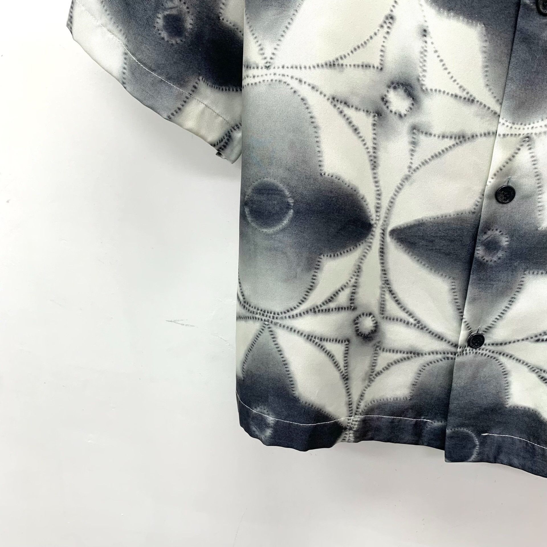 Louis Vuitton Louis Vuitton Monogram Print Short Sleeve Shirt Size M Size US M / EU 48-50 / 2 - 5 Thumbnail