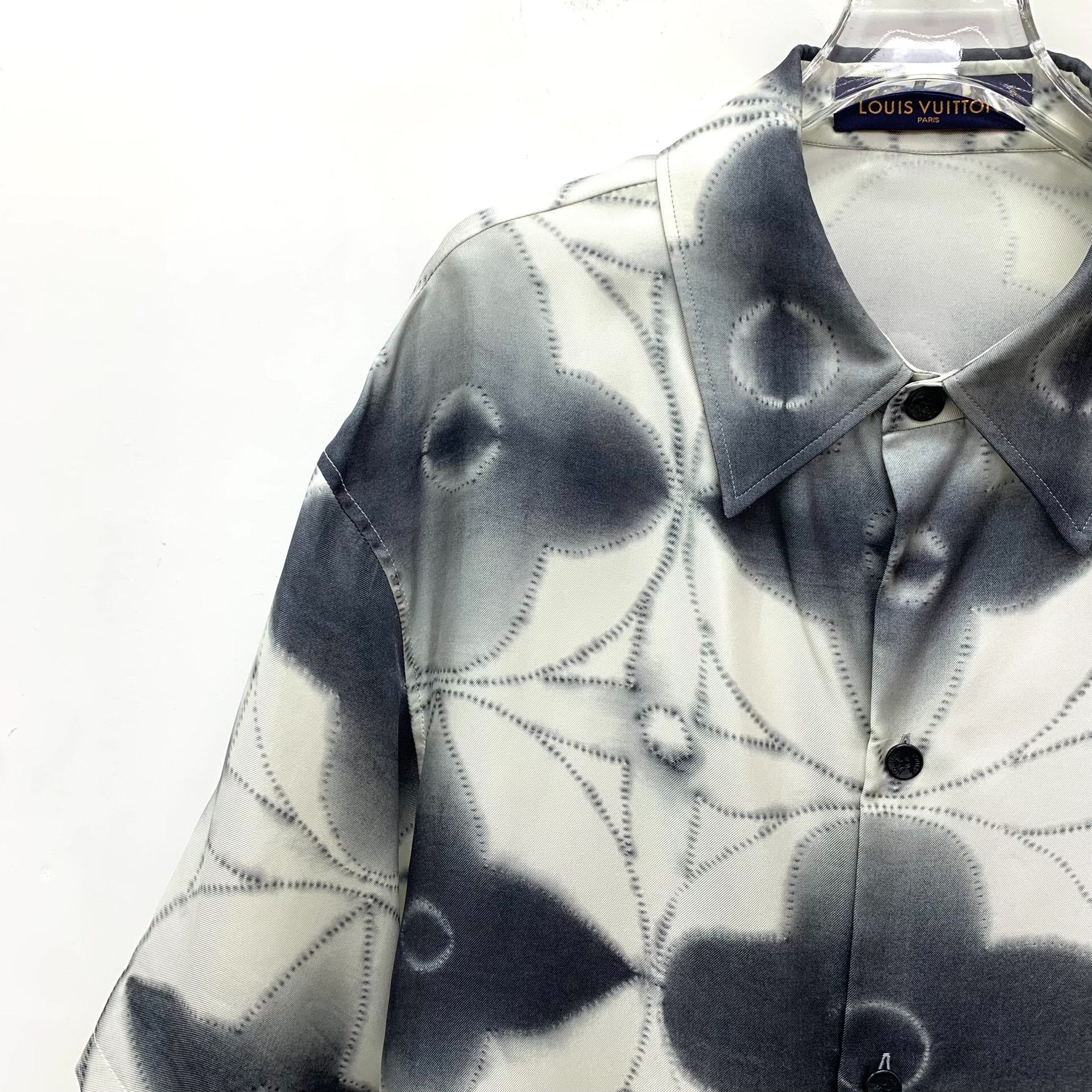 Louis Vuitton Louis Vuitton Monogram Print Short Sleeve Shirt Size M Size US M / EU 48-50 / 2 - 4 Thumbnail