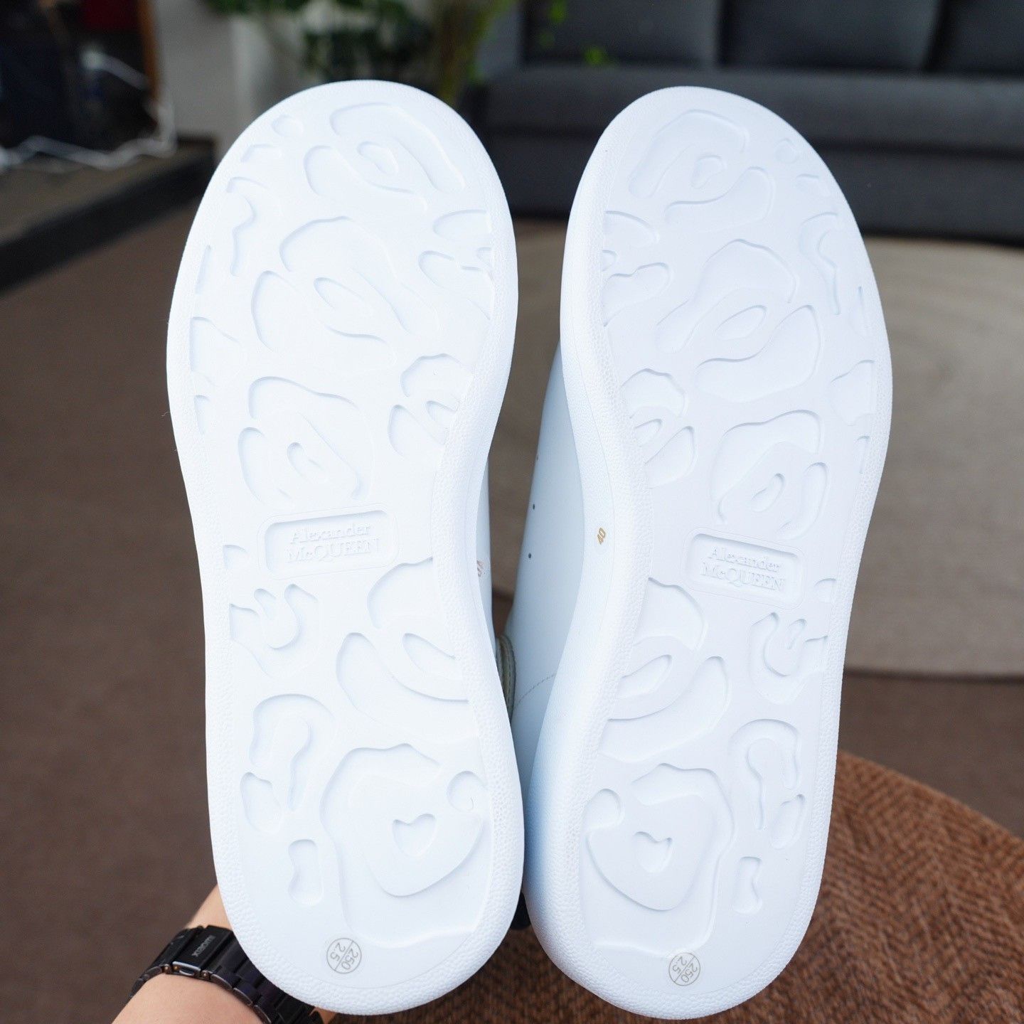 Alexander McQueen Alexander McQueen White Lowtop Sneakers 7 Men Size US 7 / EU 40 - 9 Thumbnail