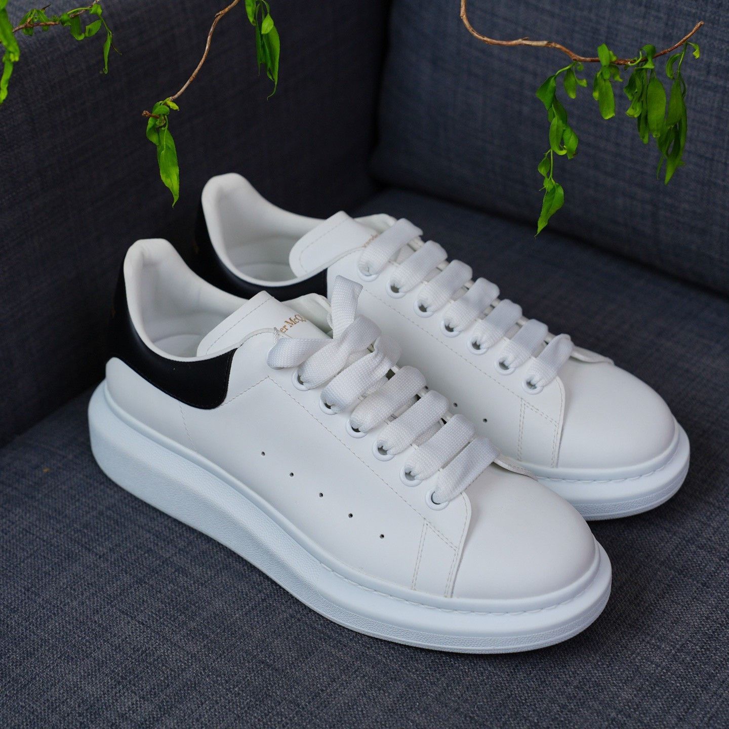 Alexander McQueen Alexander McQueen White Lowtop Sneakers 8 Men Size US 8 / EU 41 - 5 Thumbnail