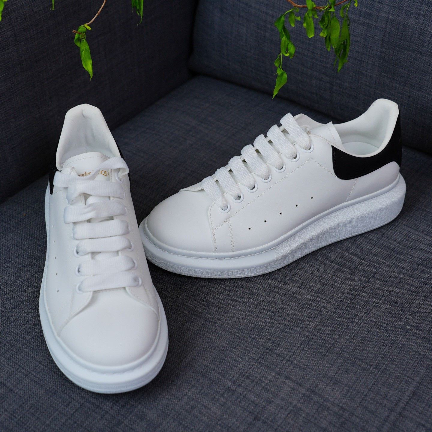 Alexander McQueen Alexander McQueen White Lowtop Sneakers 8 Men Size US 8 / EU 41 - 2 Thumbnail