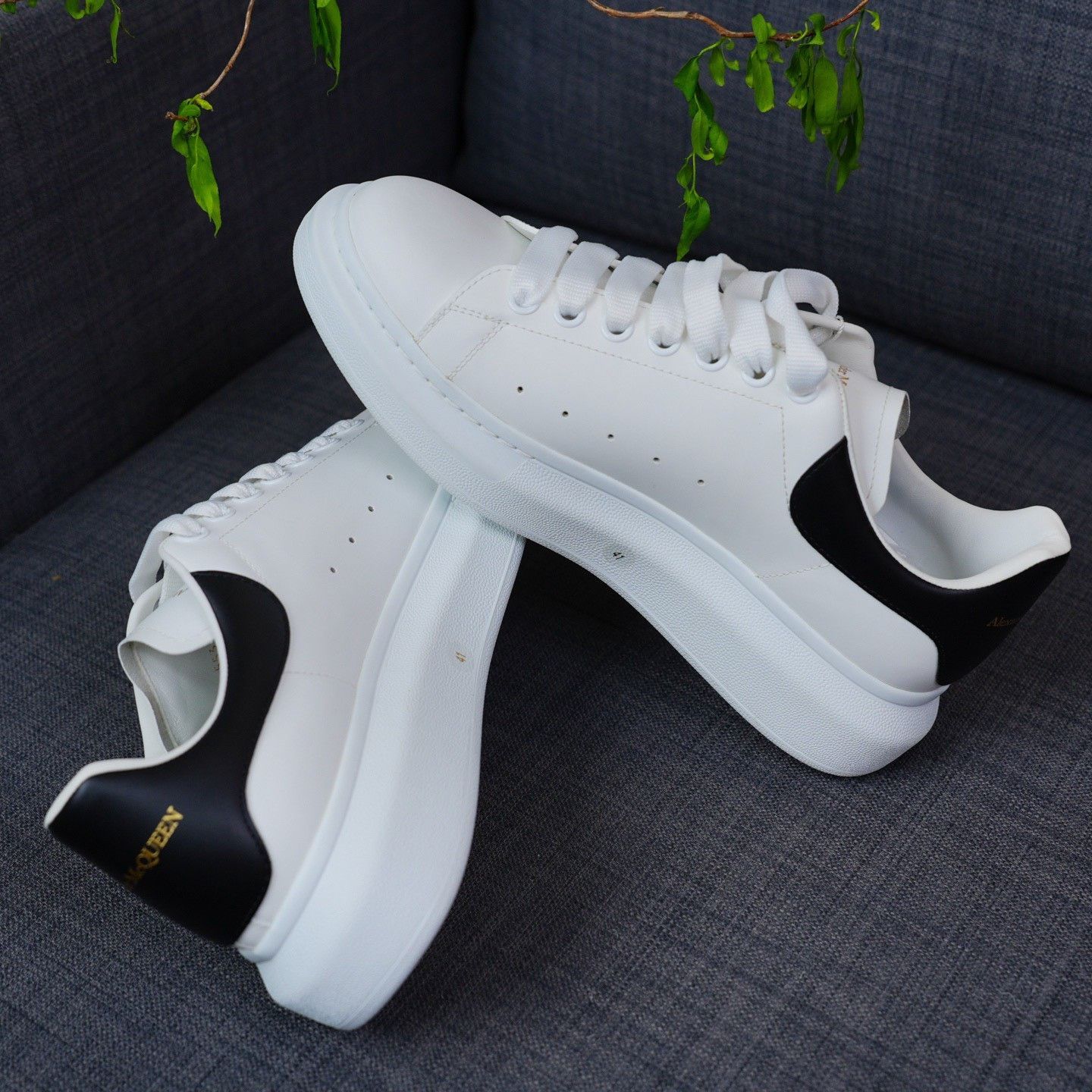 Alexander McQueen Alexander McQueen White Lowtop Sneakers 8 Men Size US 8 / EU 41 - 7 Thumbnail
