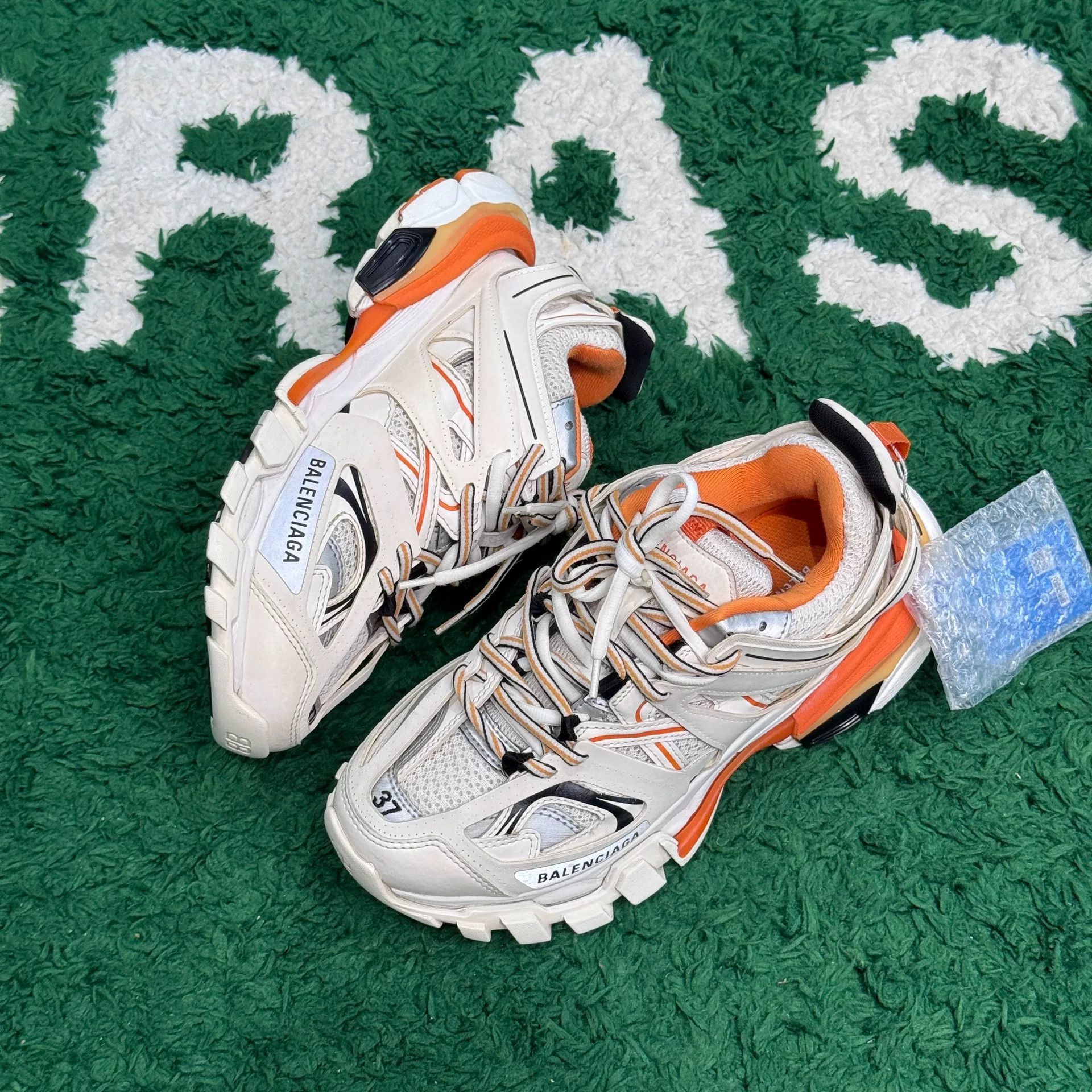 Balenciaga Balenciaga White Lowtop Sneakers us_7 Women Size US 7 / IT 37 - 2 Thumbnail