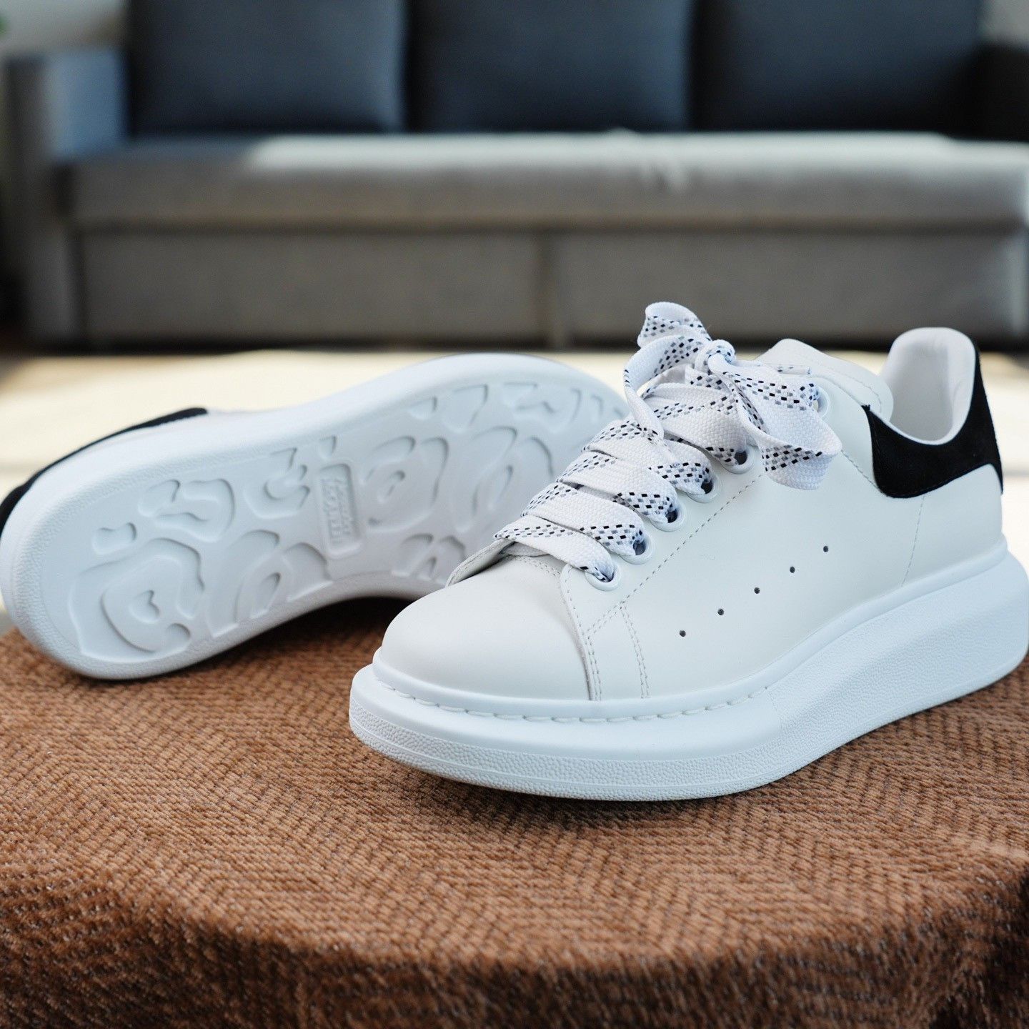 Alexander McQueen Alexander McQueen White Lowtop Sneakers us_6-5 Women Size US 6.5 / IT 36.5 - 7 Thumbnail