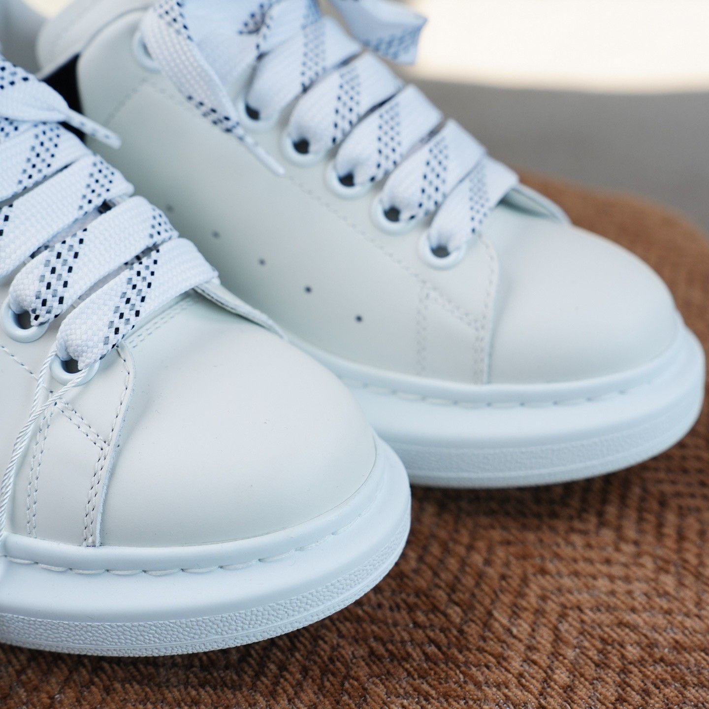 Alexander McQueen Alexander McQueen White Lowtop Sneakers us_6-5 Women Size US 6.5 / IT 36.5 - 6 Thumbnail