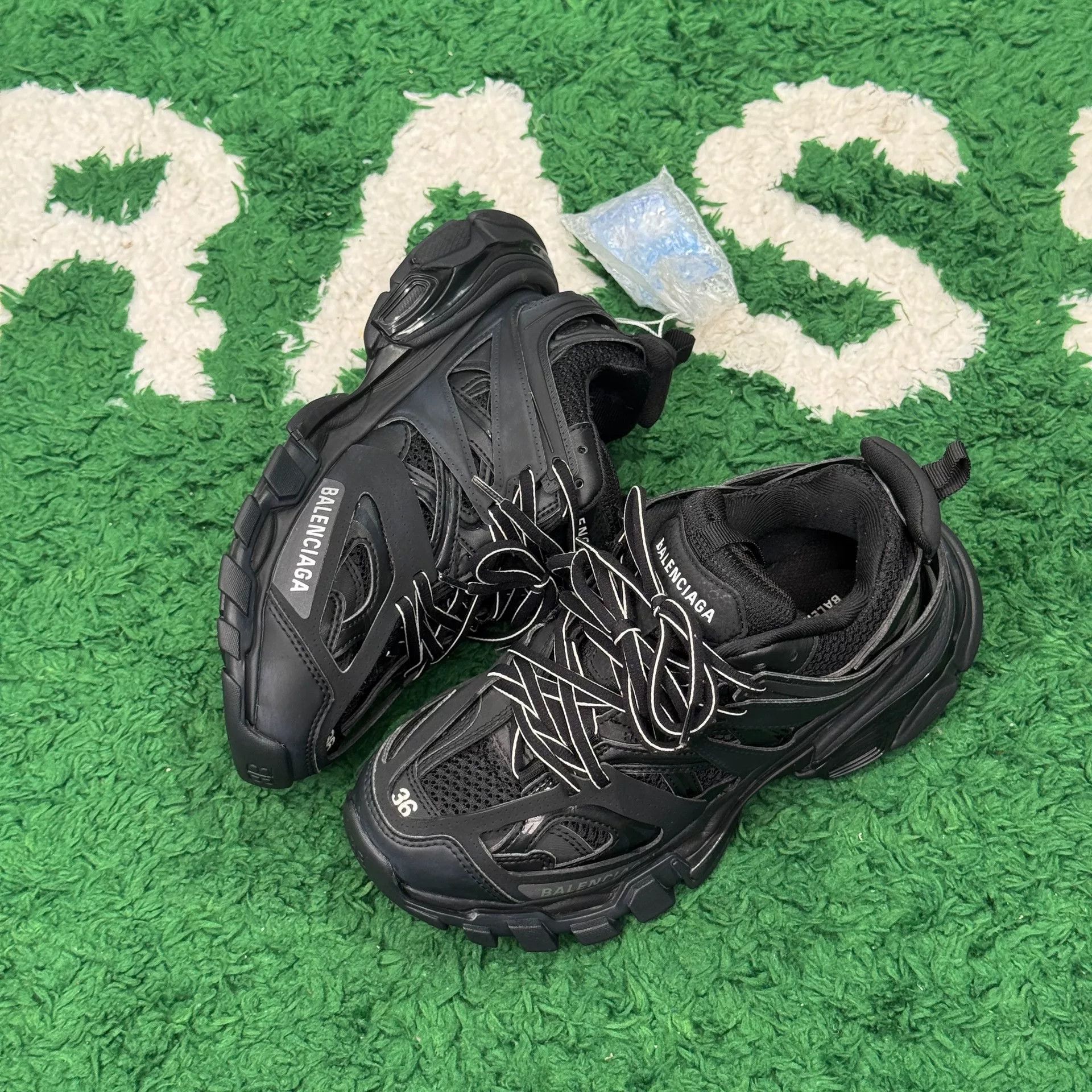 Balenciaga Balenciaga Black Lowtop Sneakers us_6 Women Size US 6 / IT 36 - 2 Thumbnail