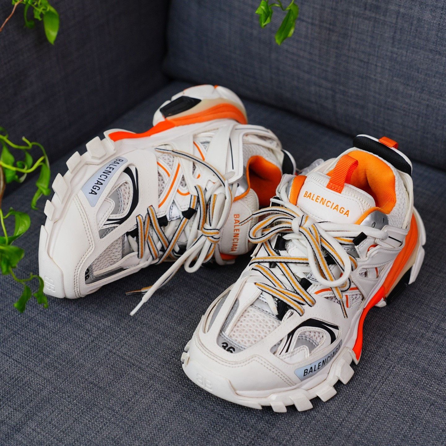 Balenciaga Balenciaga White Lowtop Sneakers us_6 Women Size US 6 / IT 36 - 2 Thumbnail