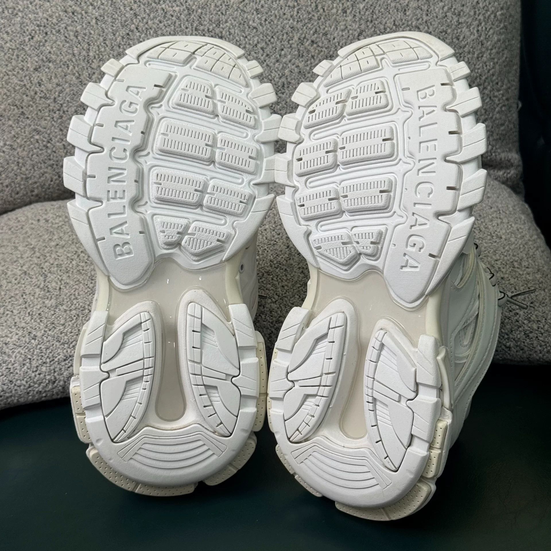 Balenciaga Balenciaga White Lowtop Sneakers us_6 Women Size US 6 / IT 36 - 8 Thumbnail