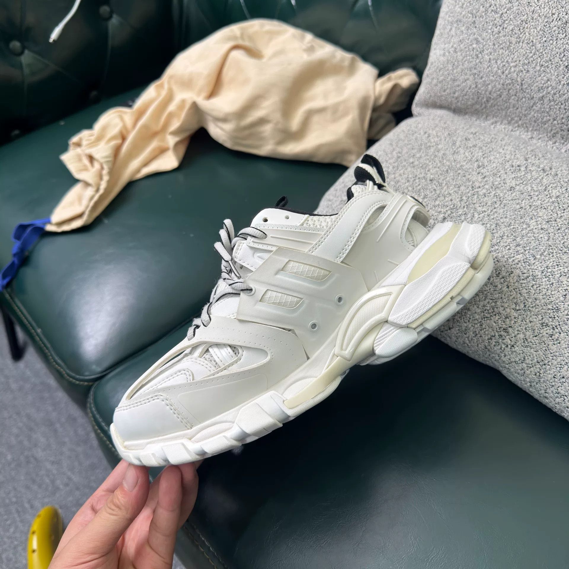 Balenciaga Balenciaga White Lowtop Sneakers us_6 Women Size US 6 / IT 36 - 3 Thumbnail