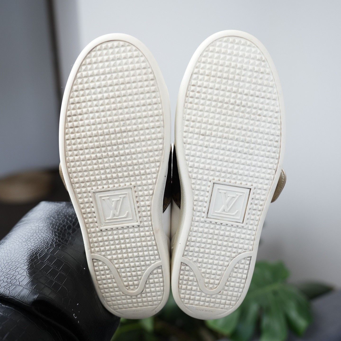 Louis Vuitton Louis Vuitton White Lowtop Sneakers us_6 Women Size US 6 / IT 36 - 9 Thumbnail