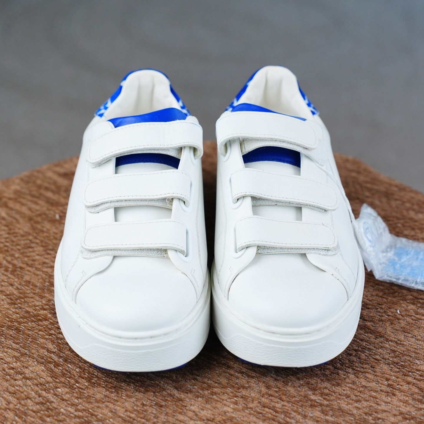 Louis Vuitton Louis Vuitton White Lowtop Sneakers us_6 Women Size US 6 / IT 36 - 6 Thumbnail
