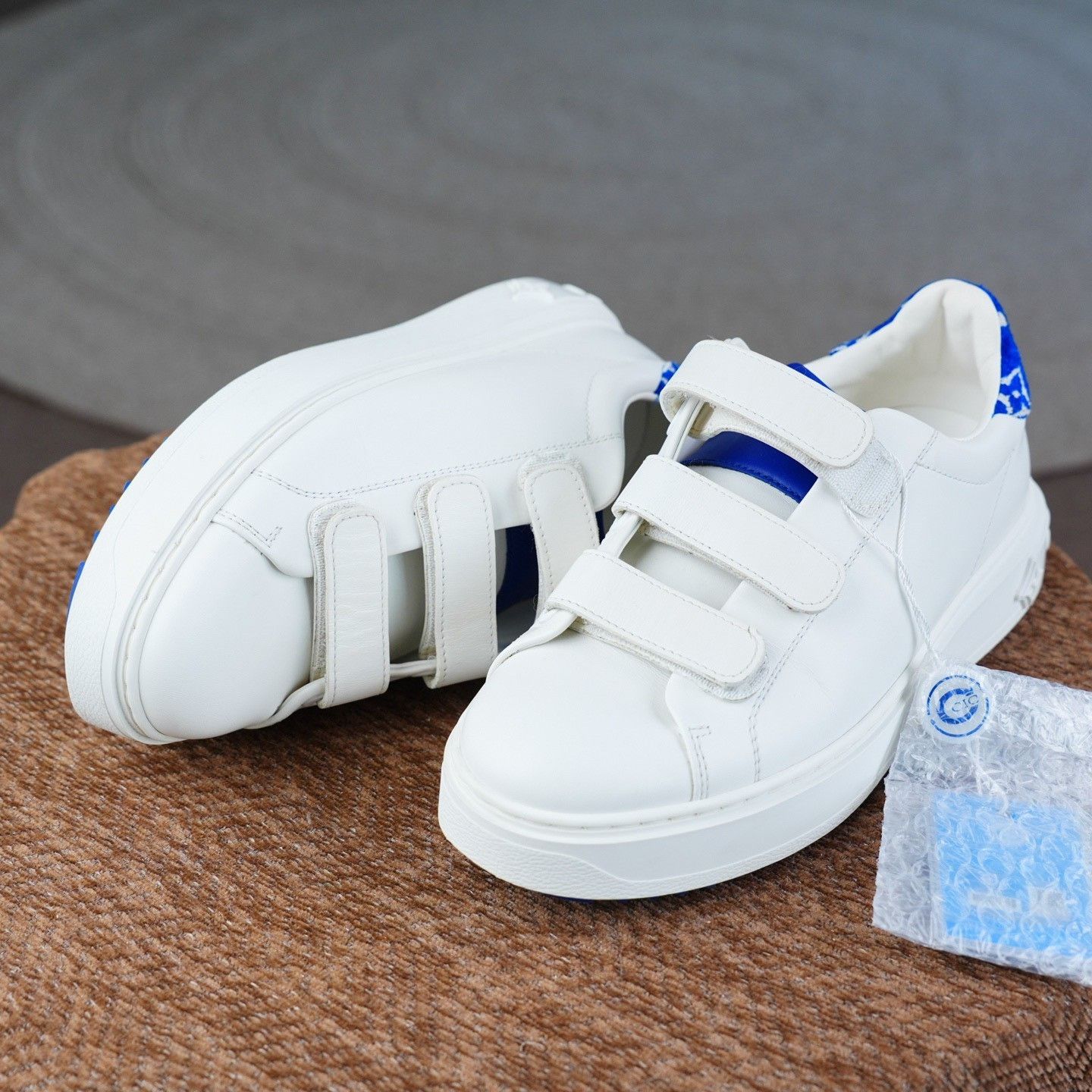 Louis Vuitton Louis Vuitton White Lowtop Sneakers us_6 Women Size US 6 / IT 36 - 2 Thumbnail