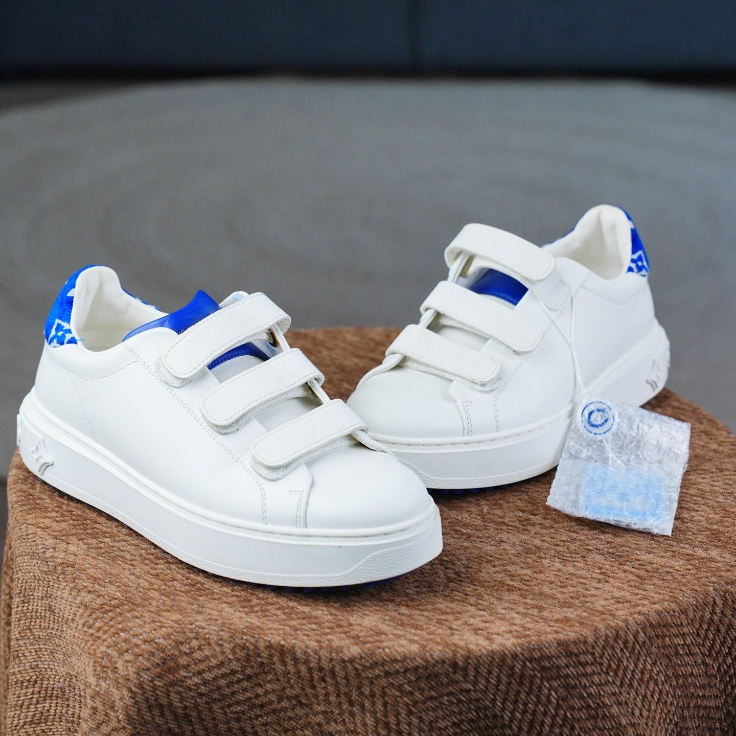 Louis Vuitton Louis Vuitton White Lowtop Sneakers us_6 Women Size US 6 / IT 36 - 3 Thumbnail