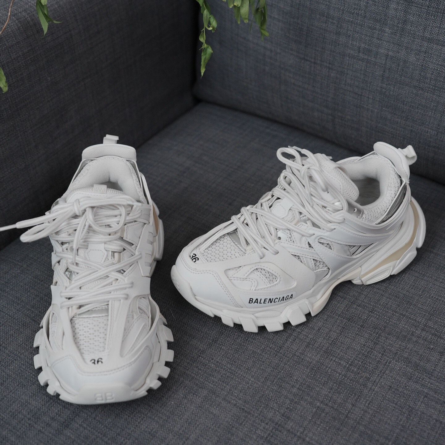 Balenciaga Balenciaga White Lowtop Sneakers us_6 Women Size US 6 / IT 36 - 3 Thumbnail