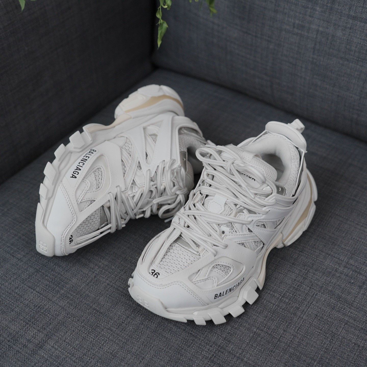 Balenciaga Balenciaga White Lowtop Sneakers us_6 Women Size US 6 / IT 36 - 2 Thumbnail