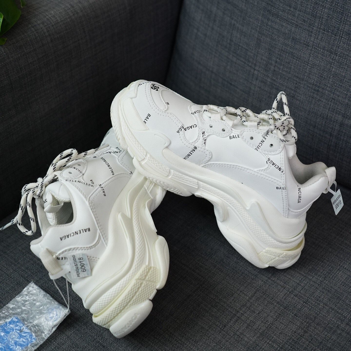 Balenciaga Balenciaga White Lowtop Sneakers us_6 Women Size US 6 / IT 36 - 6 Thumbnail
