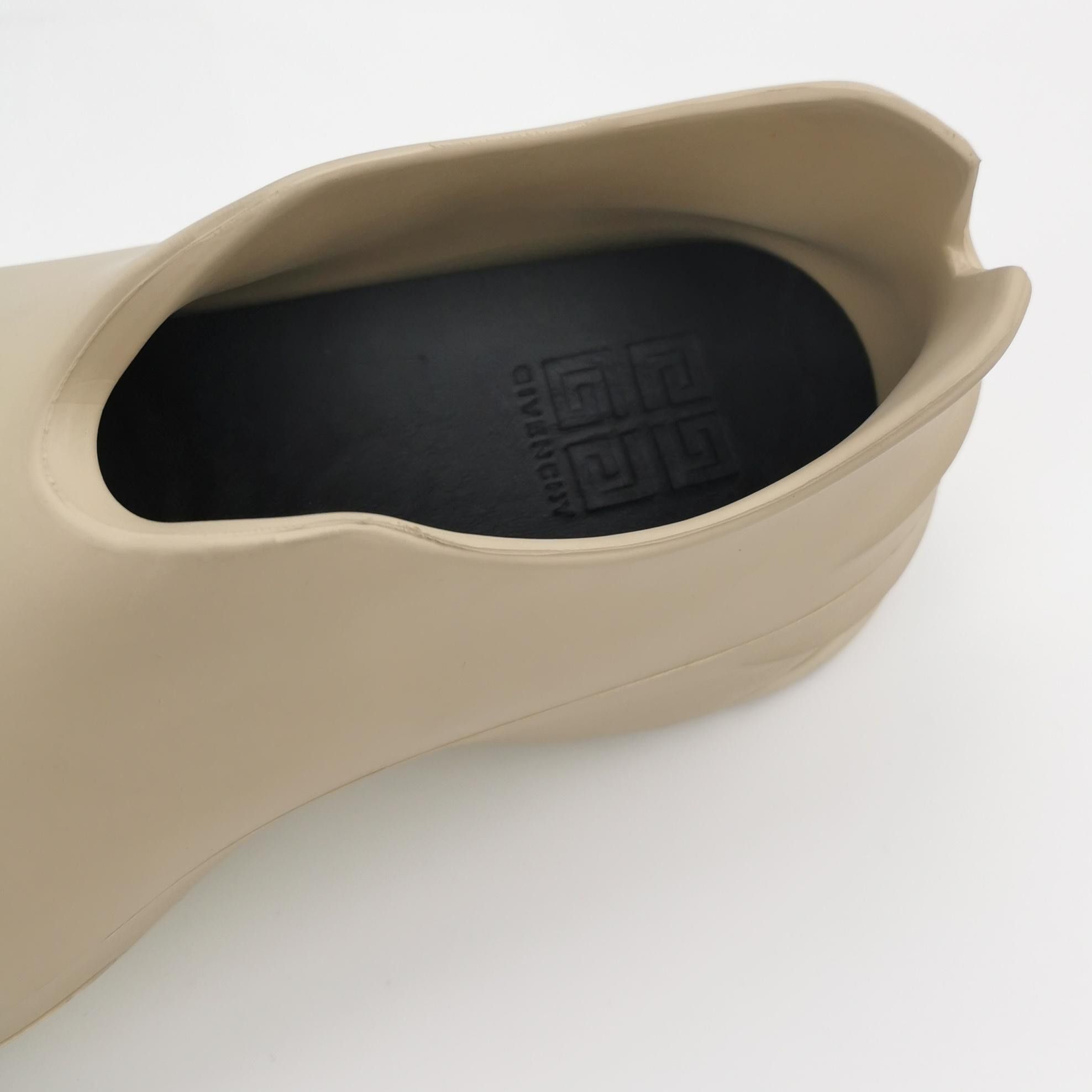 Givenchy Givenchy Monumental Mallow Rubber Slip Ons 42 Size US 9 / EU 42 - 11 Thumbnail