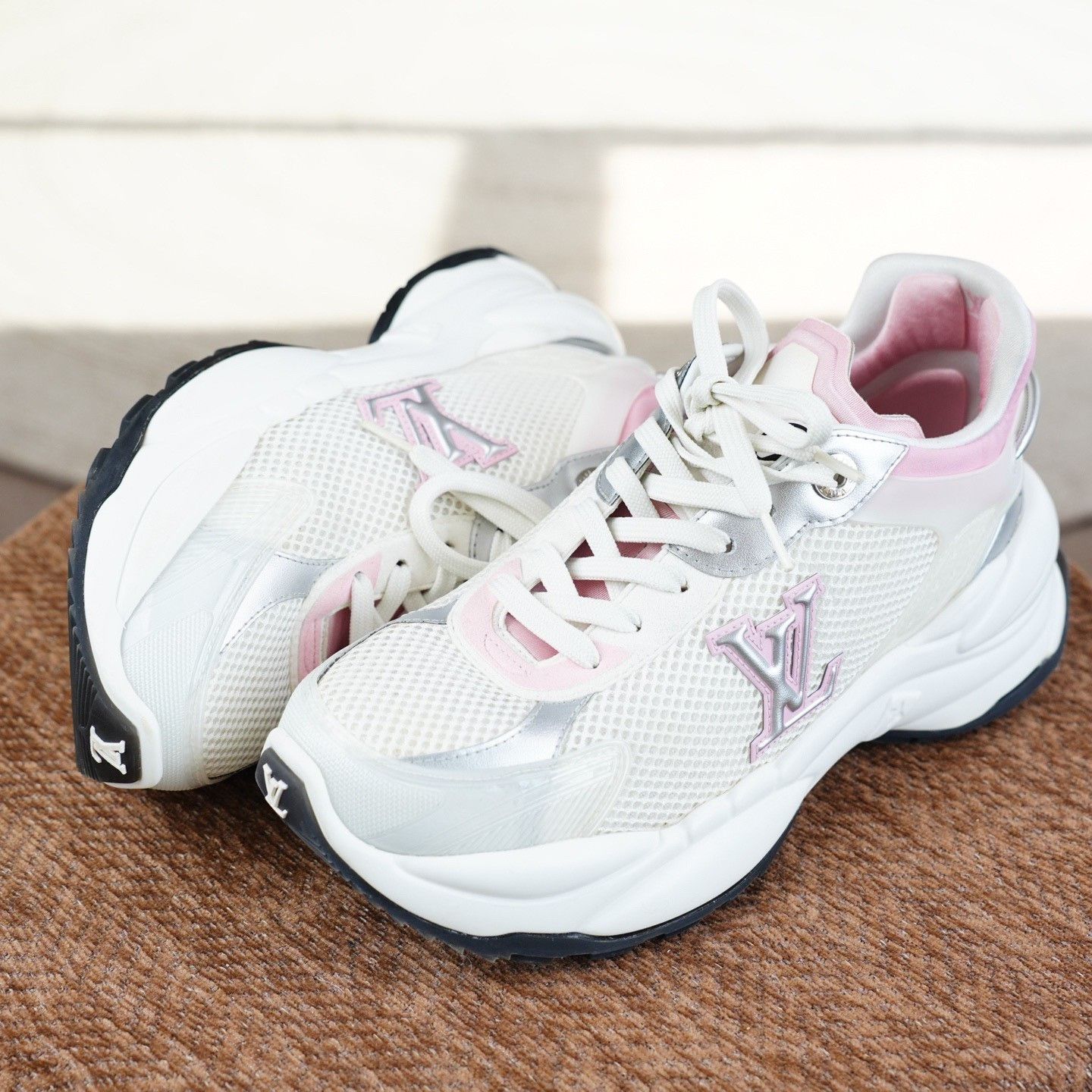 Louis Vuitton Louis Vuitton Casual Pink Lowtop Sneakers us_8 Women Size US 8 / IT 38 - 2 Thumbnail