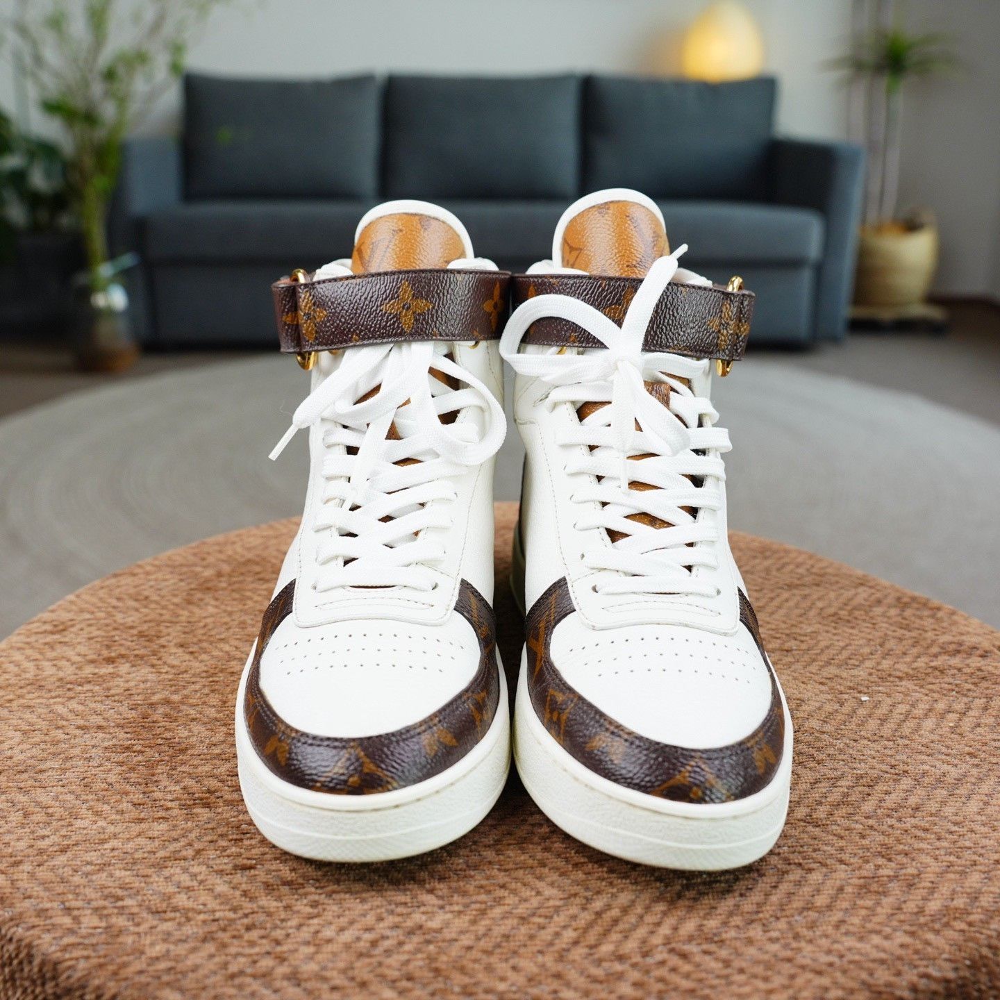 Louis Vuitton Louis Vuitton White Hitop Sneakers us_7 Women Size US 7 / IT 37 - 5 Thumbnail