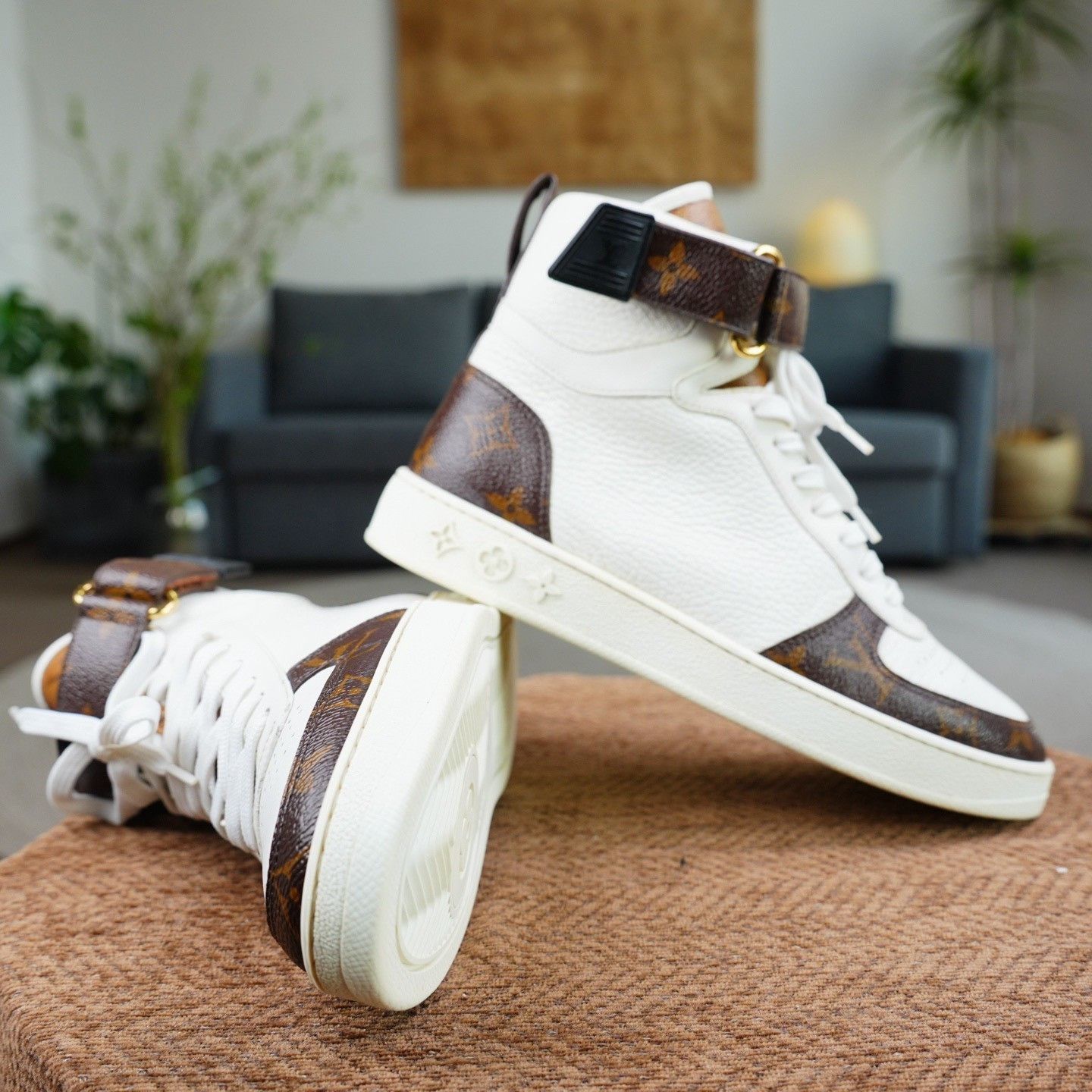 Louis Vuitton Louis Vuitton White Hitop Sneakers us_7 Women Size US 7 / IT 37 - 7 Thumbnail