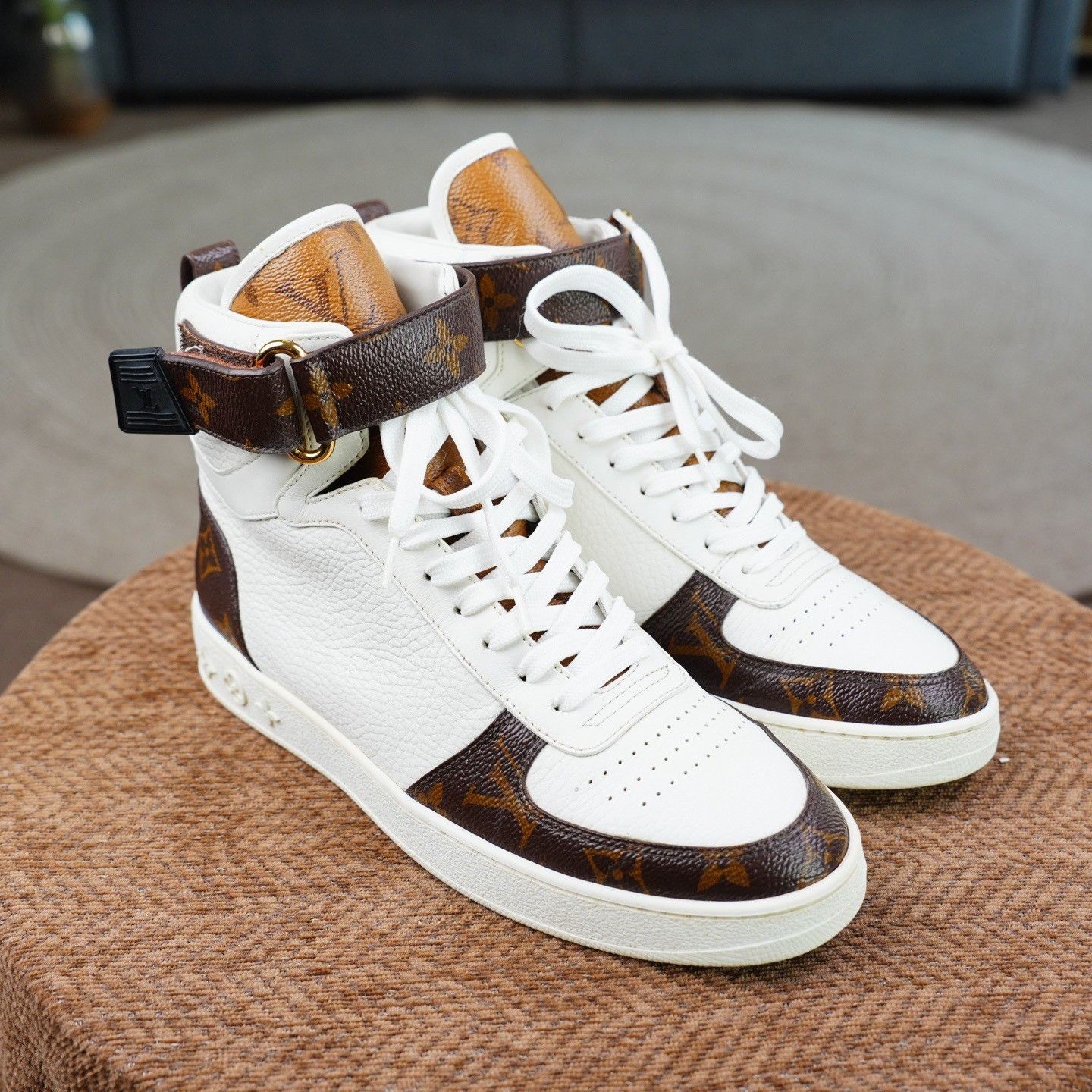 Louis Vuitton Louis Vuitton White Hitop Sneakers us_7 Women Size US 7 / IT 37 - 4 Thumbnail