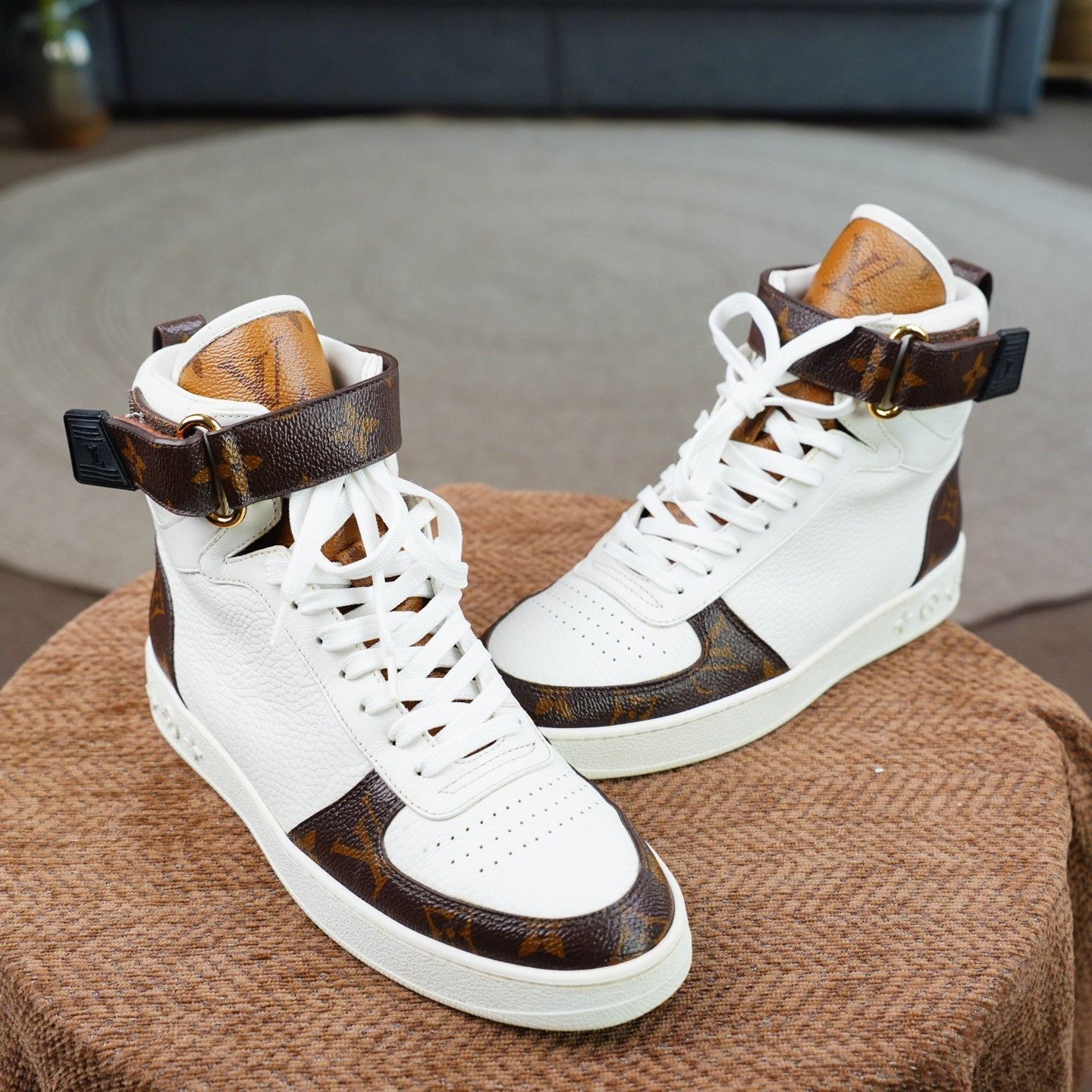 Louis Vuitton Louis Vuitton White Hitop Sneakers us_7 Women Size US 7 / IT 37 - 3 Thumbnail