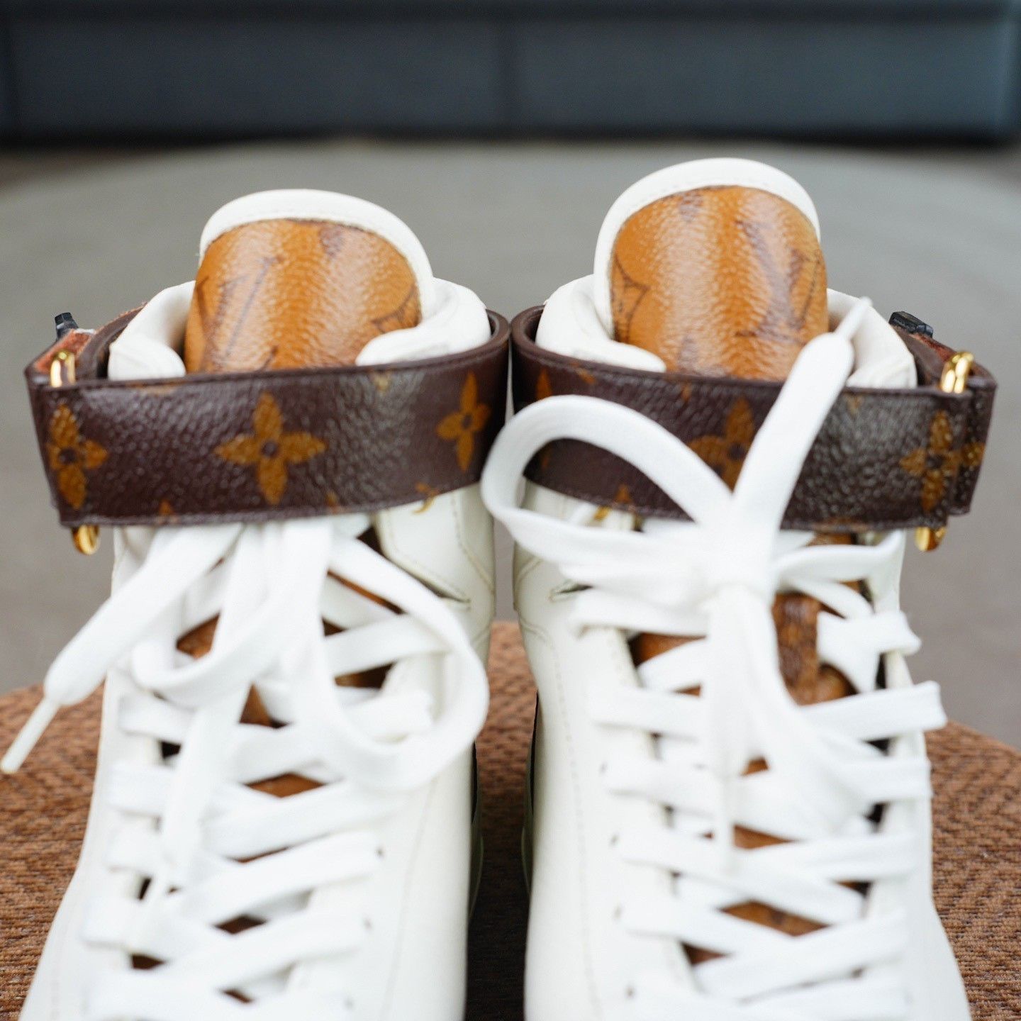 Louis Vuitton Louis Vuitton White Hitop Sneakers us_7 Women Size US 7 / IT 37 - 6 Thumbnail