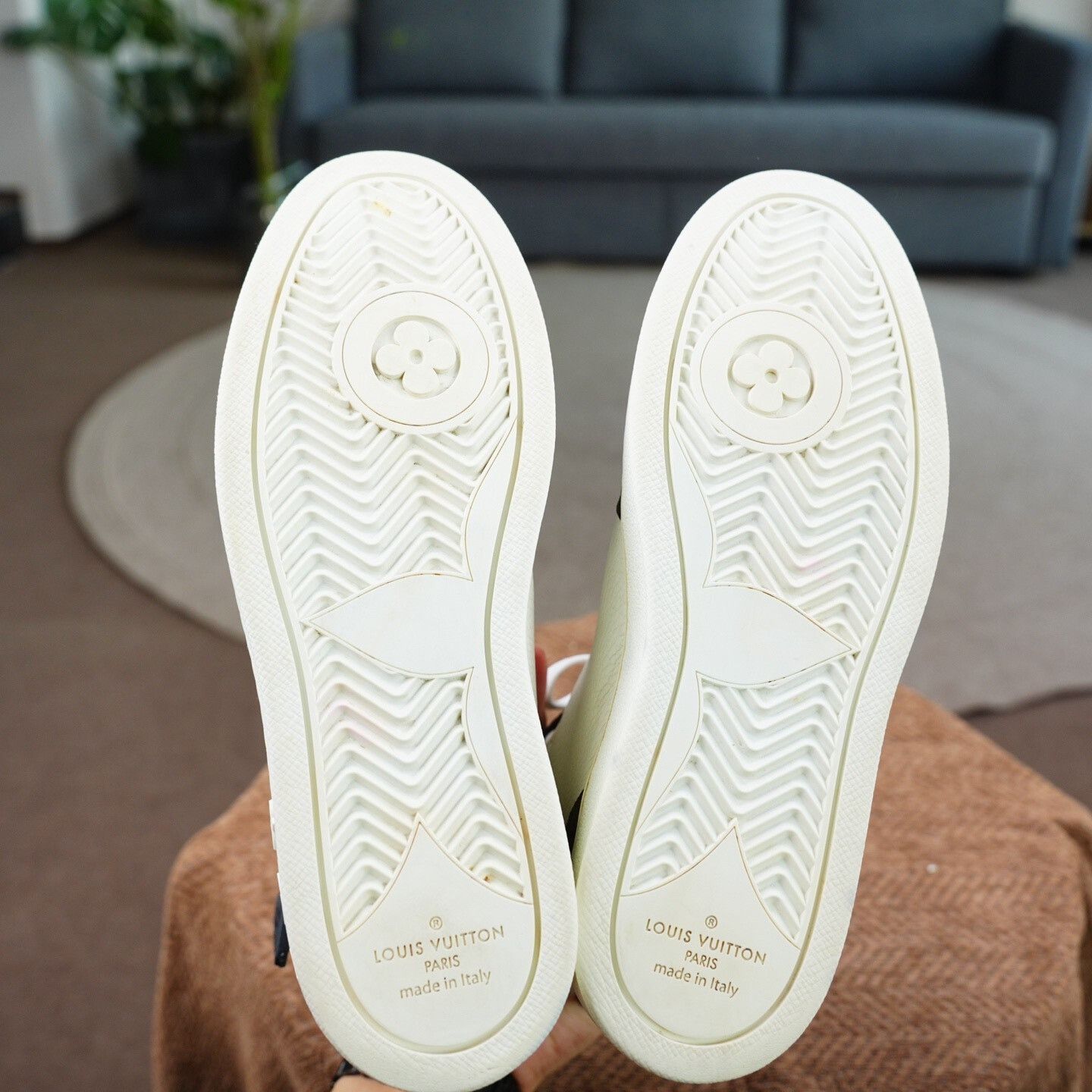 Louis Vuitton Louis Vuitton White Hitop Sneakers us_7 Women Size US 7 / IT 37 - 8 Thumbnail