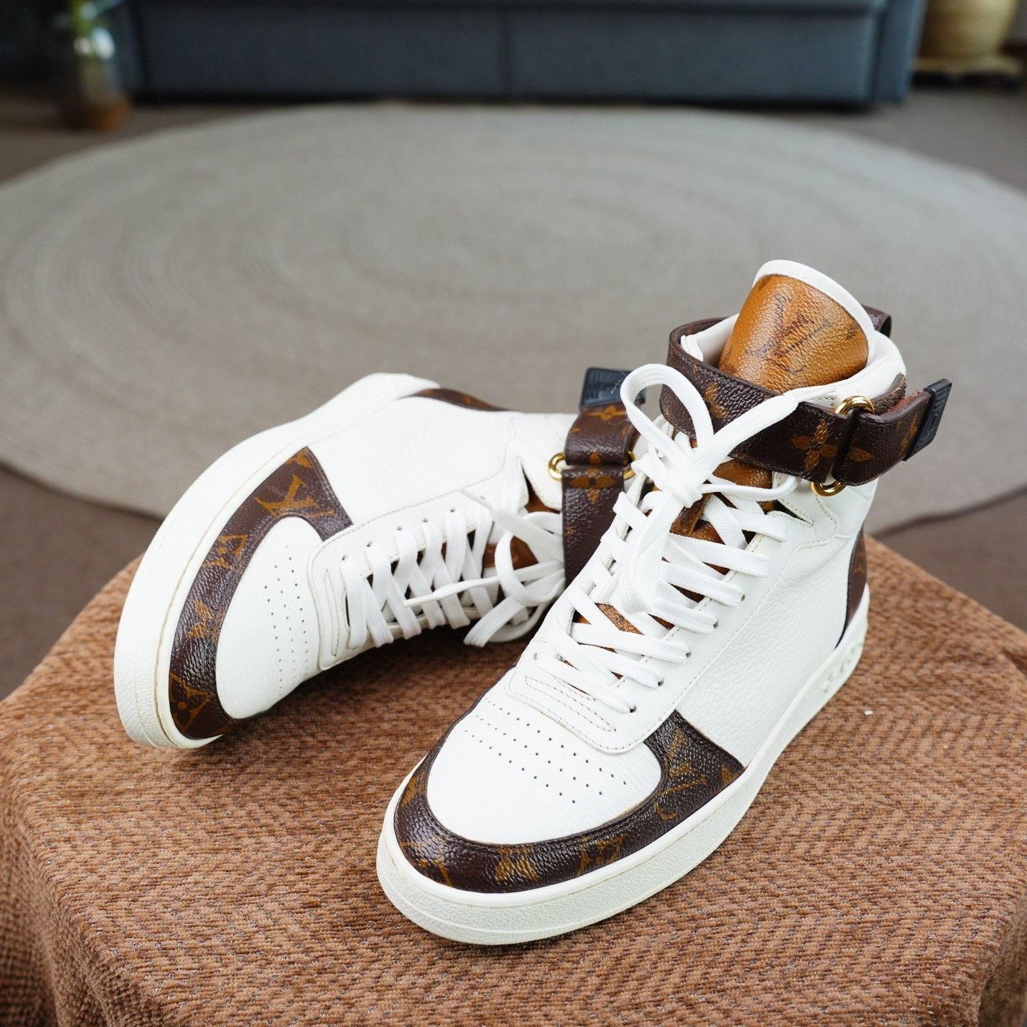Louis Vuitton Louis Vuitton White Hitop Sneakers us_7 Women Size US 7 / IT 37 - 2 Thumbnail