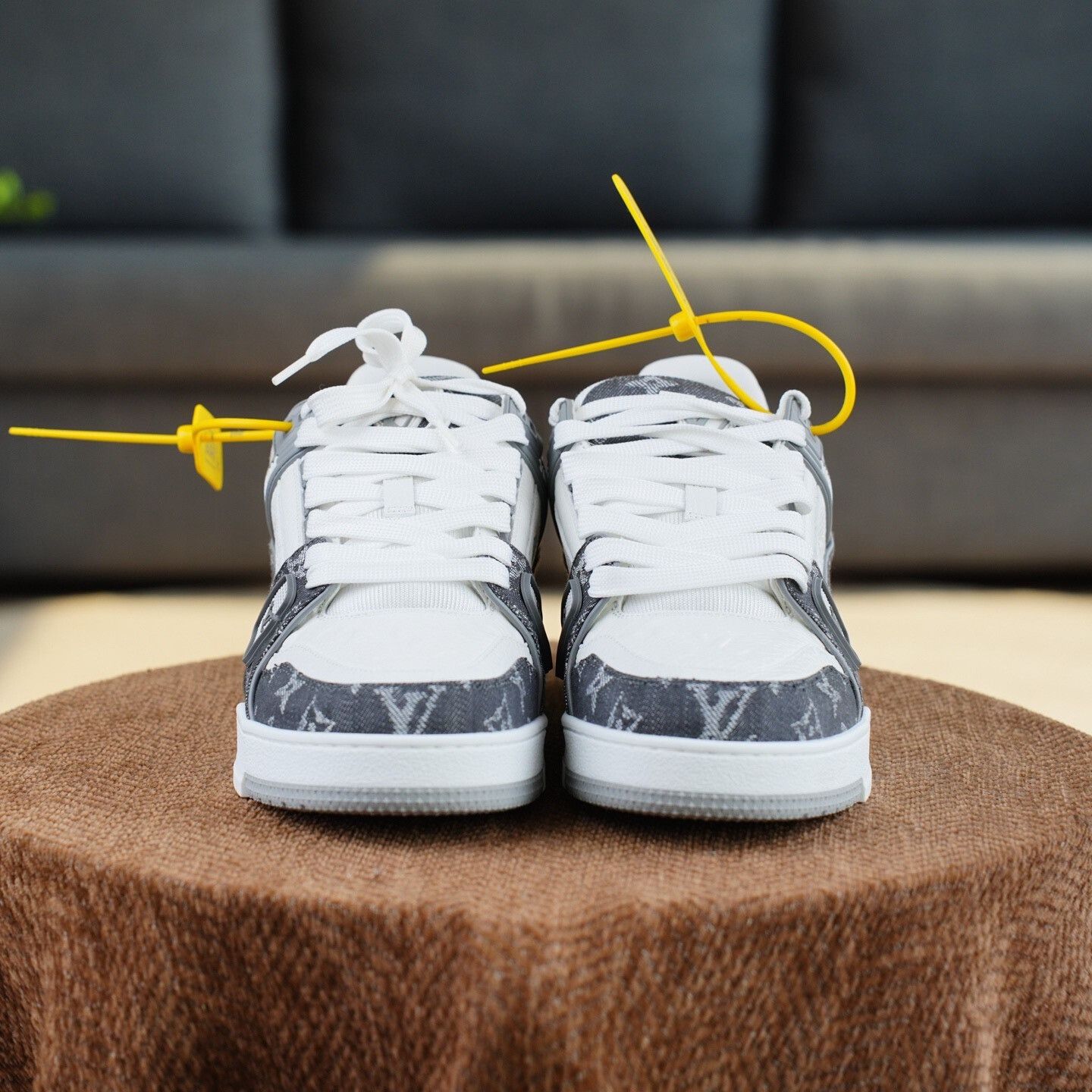 Louis Vuitton Louis Vuitton Training White Lowtop Sneakers 7.5 Men Size US 7.5 / EU 40-41 - 5 Thumbnail