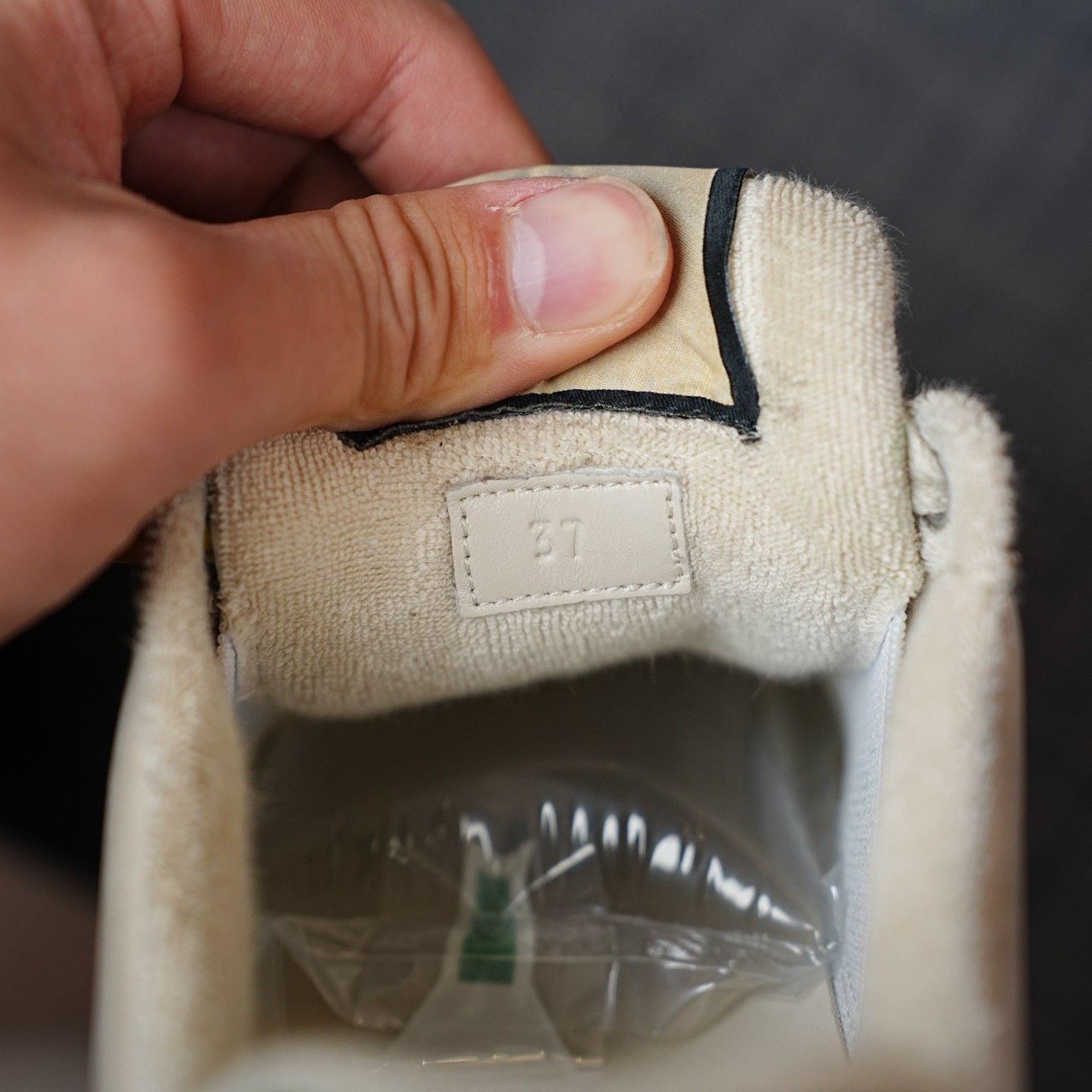 Gucci Gucci Distressed Green Lowtop Sneakers us_7 Women Size US 7 / IT 37 - 7 Thumbnail