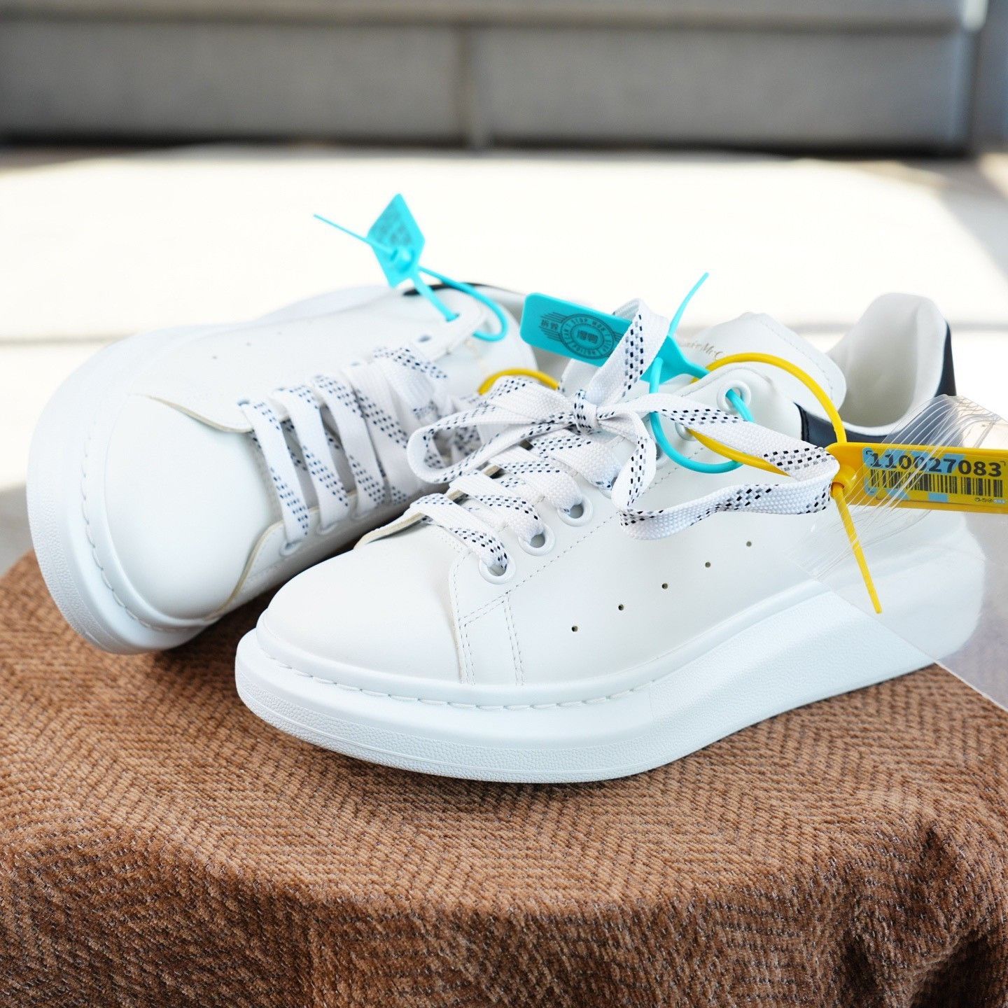 Alexander McQueen Alexander McQueen White Lowtop Sneakers 8.5 Men Size US 8.5 / EU 41-42 - 2 Thumbnail