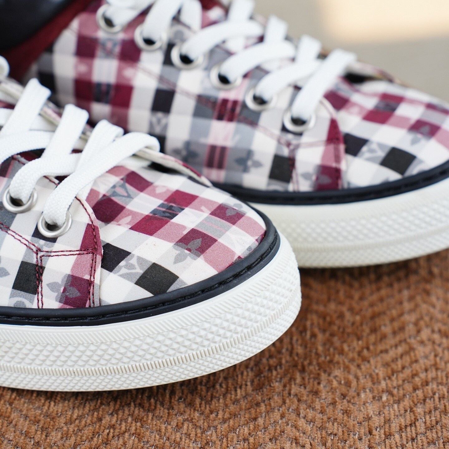Louis Vuitton Louis Vuitton Casual Plaid Lowtop Sneakers us_10-5 Women Size US 10.5 / IT 40.5 - 4 Thumbnail