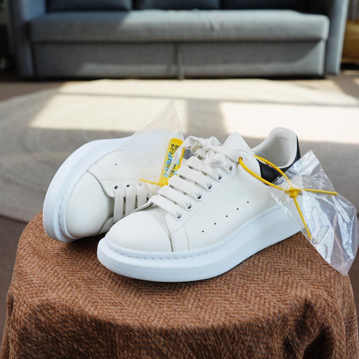 Alexander McQueen Alexander McQueen White Lowtop Sneakers 8.5 Men Size US 8.5 / EU 41-42 - 2 Thumbnail