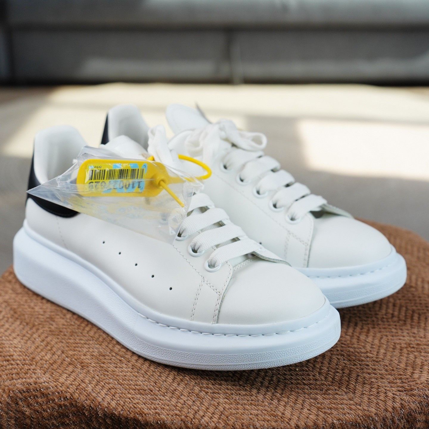 Alexander McQueen Alexander McQueen White Lowtop Sneakers 8.5 Men Size US 8.5 / EU 41-42 - 4 Thumbnail