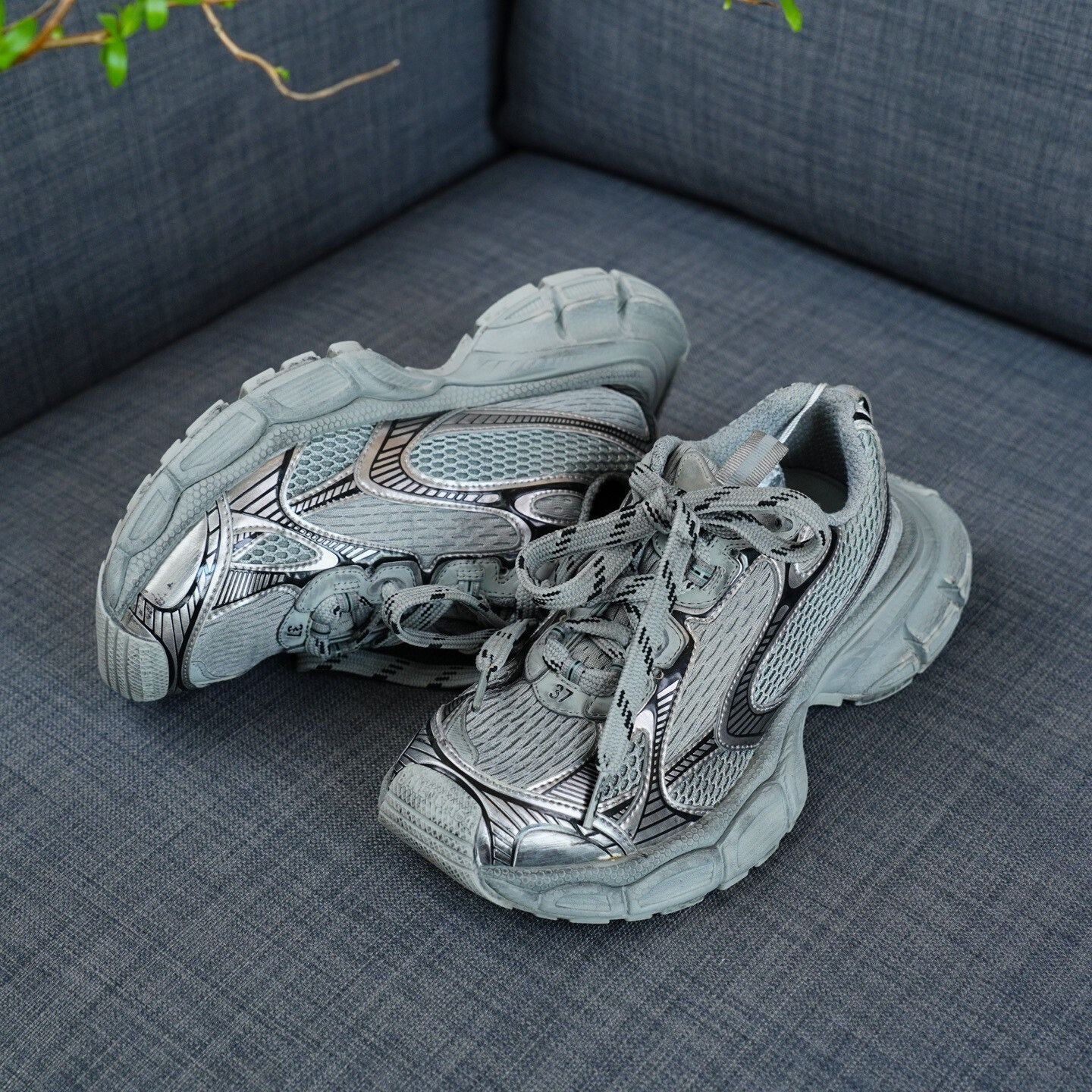 Balenciaga Balenciaga Silver Lowtop Sneakers us_7 Women Size US 7 / IT 37 - 2 Thumbnail