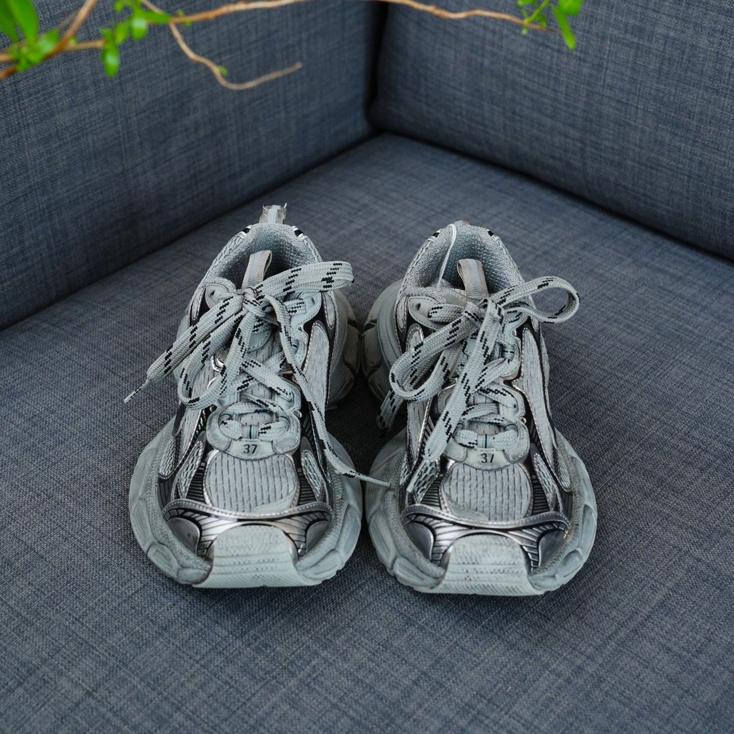 Balenciaga Balenciaga Silver Lowtop Sneakers us_7 Women Size US 7 / IT 37 - 3 Thumbnail
