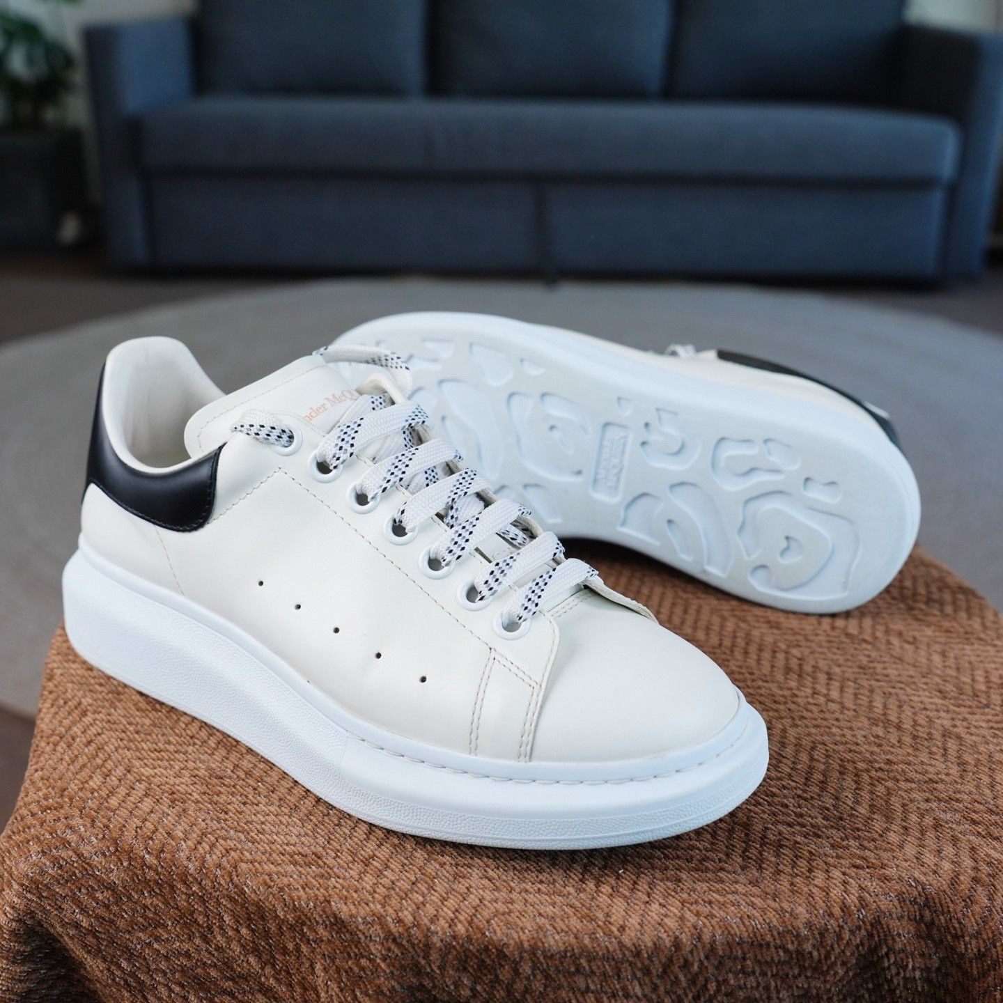 Alexander McQueen Alexander McQueen White Lowtop Sneakers 8.5 Men Size US 8.5 / EU 41-42 - 9 Thumbnail