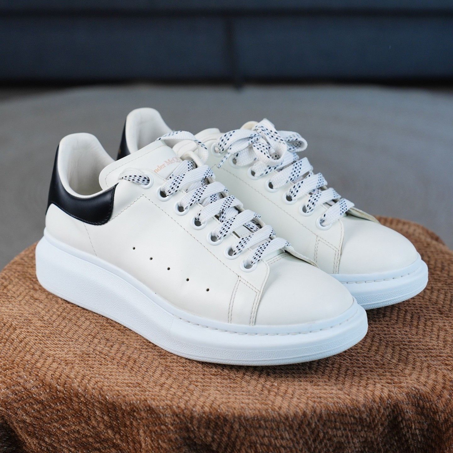 Alexander McQueen Alexander McQueen White Lowtop Sneakers 8.5 Men Size US 8.5 / EU 41-42 - 2 Thumbnail