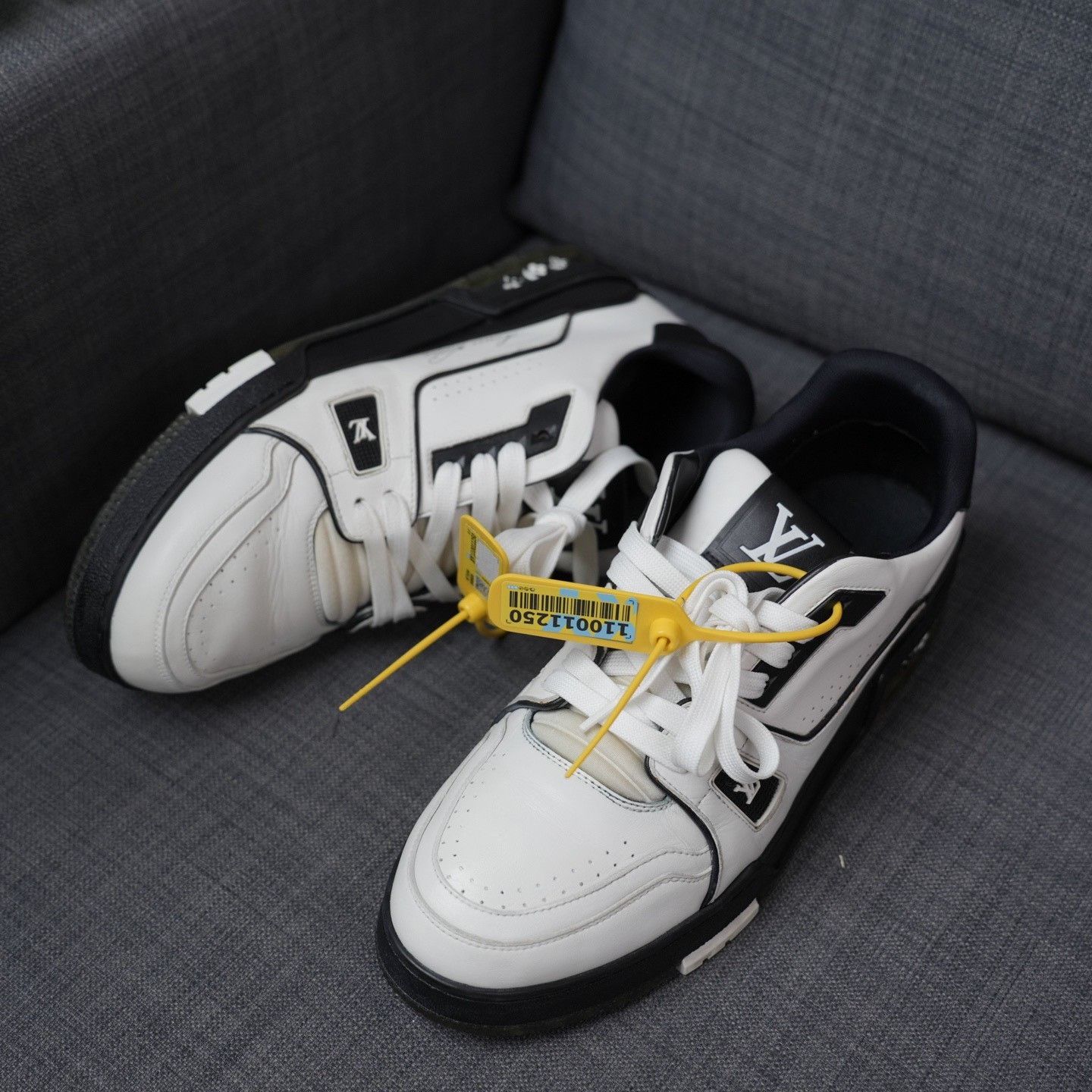 Louis Vuitton Louis Vuitton Training Black Lowtop Sneakers 10 Men Size US 10 / EU 43 - 2 Thumbnail